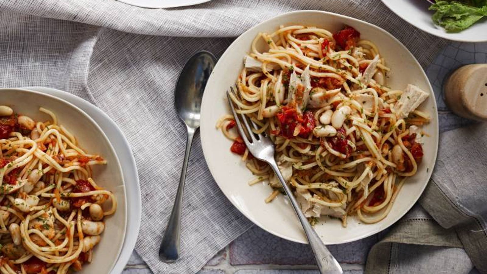 Espaguetis con atún, tomate y judías blancas
