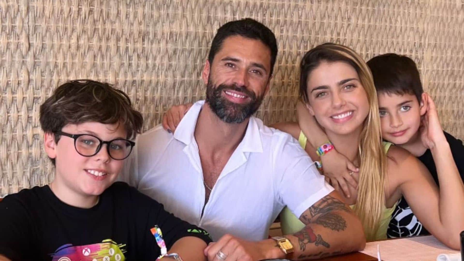 Michelle Renaud y Matías Novoa disfrutan de sus primeras vacaciones familiares