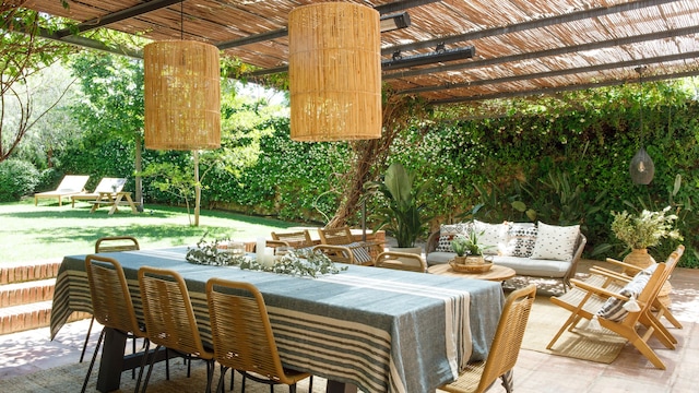 Porche con zona de comedor y salón exteriores. 