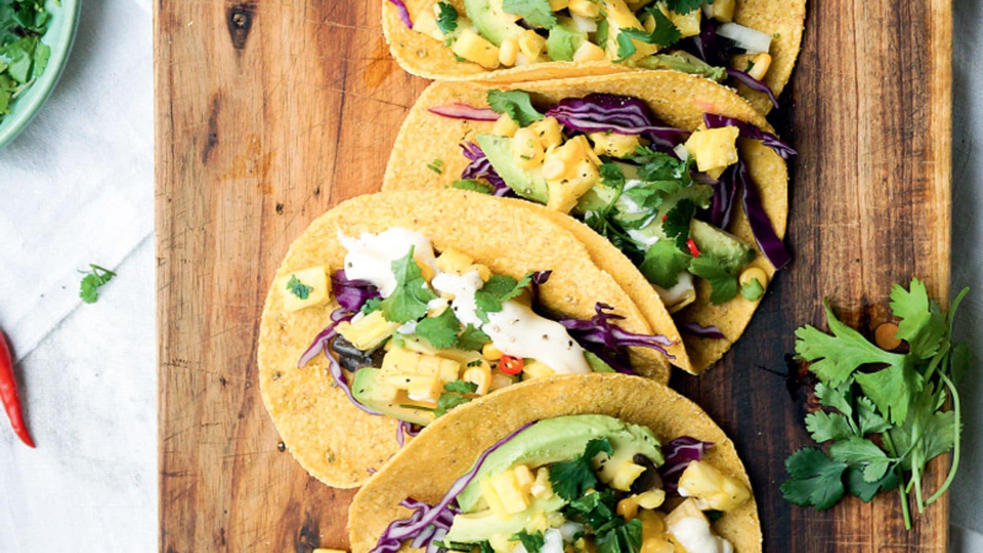 Tacos de aguacate, maíz y queso