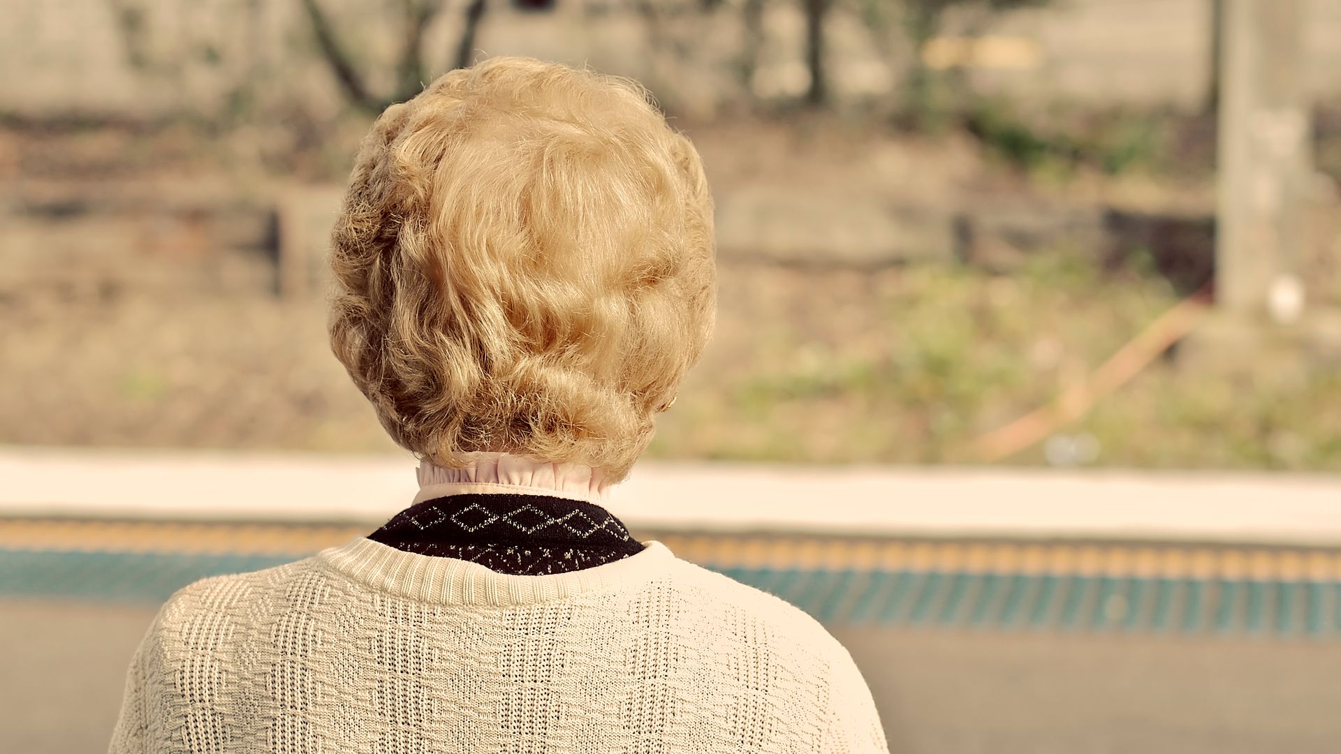 Mujer anciana de espaldas