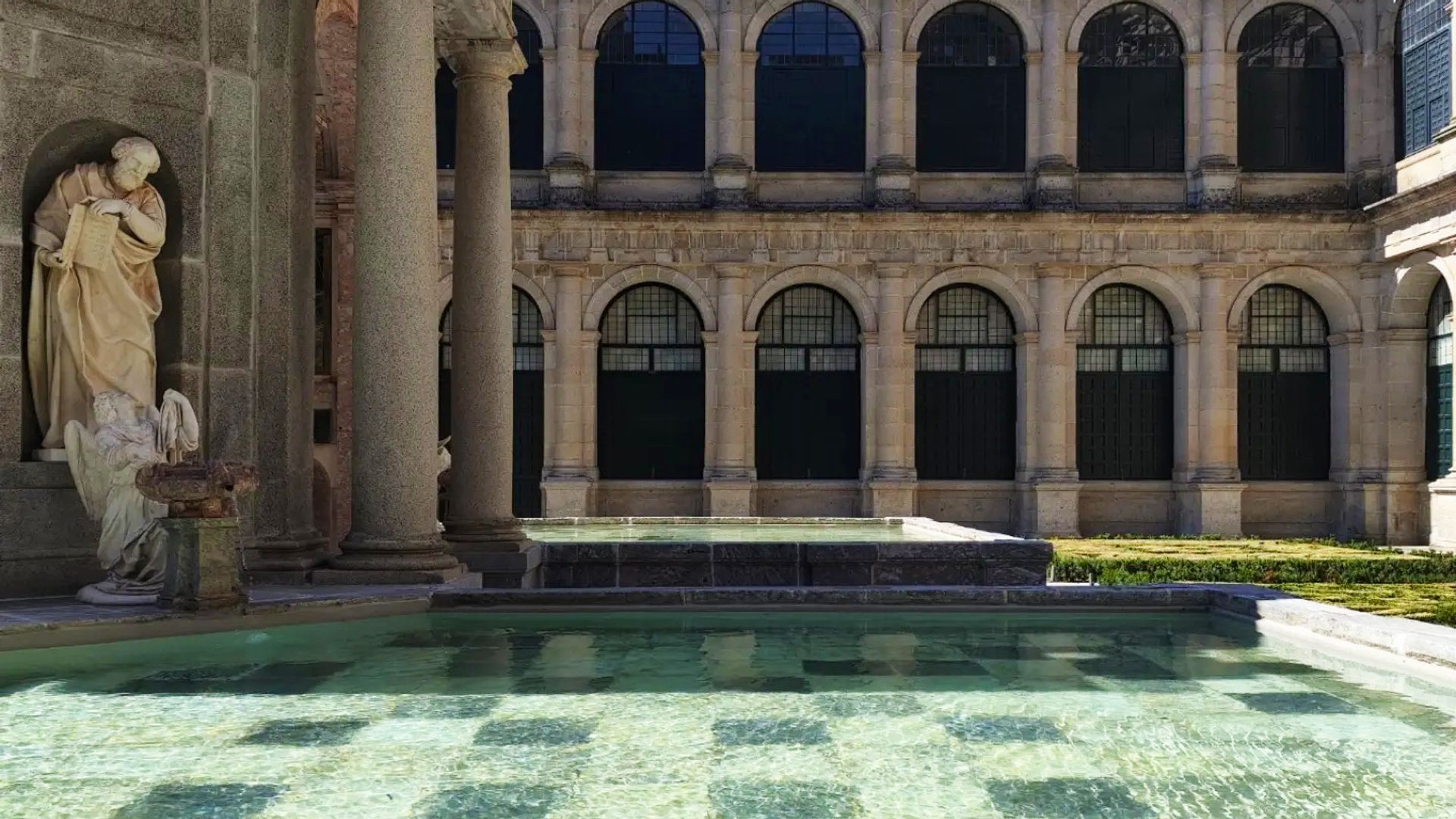 Patio de los Evangelistas en el Real Monasterio de San Lorenzo de El Escorial, Madrid