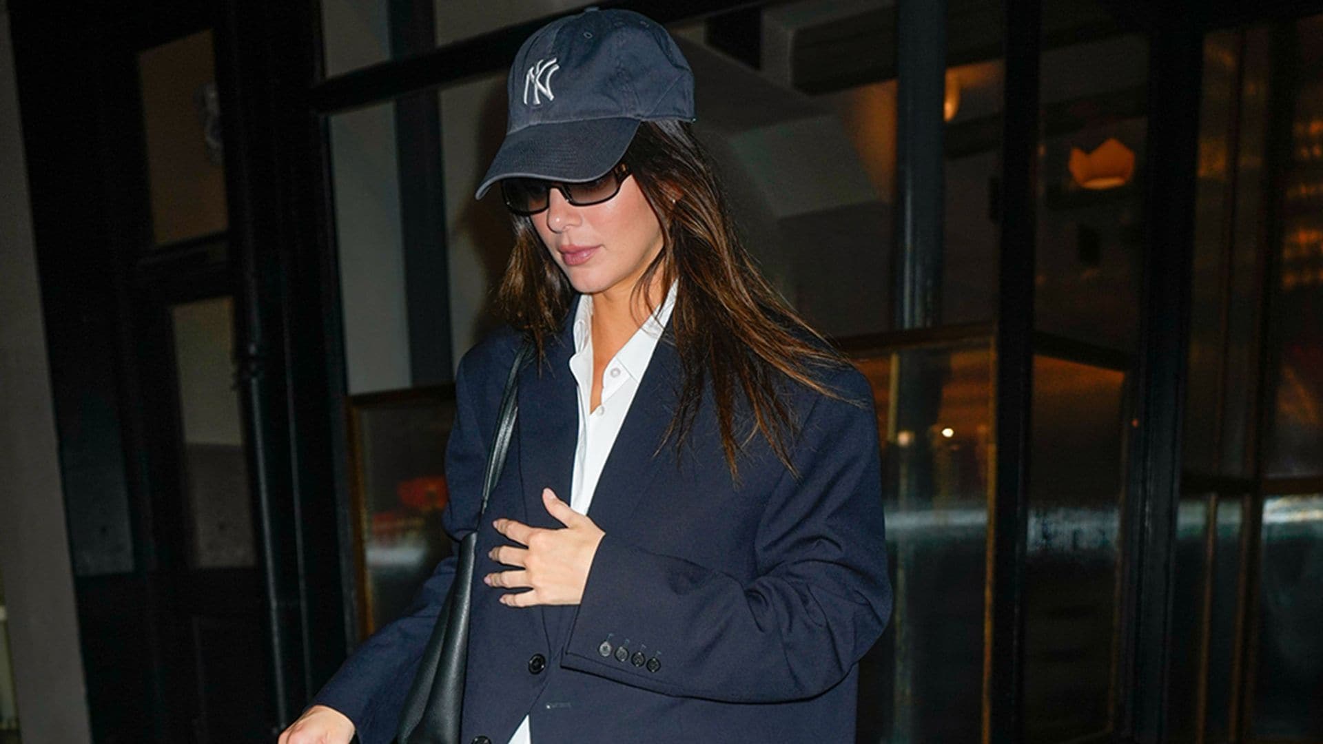 El look exprés de Kendall Jenner con camisa blanca y mocasines, ¿inspirado en Carrie Bradshaw?