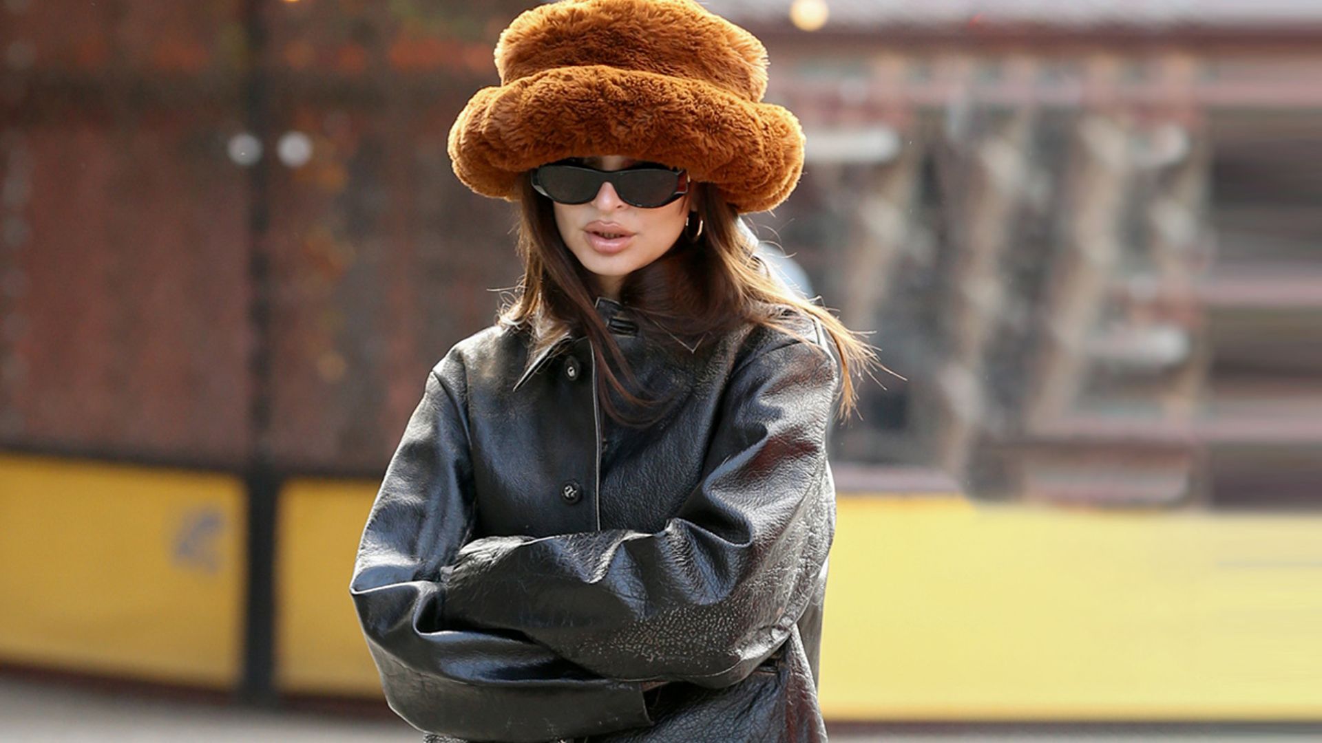 Emily Ratajkowski y Gigi Hadid nos enseñan a combinar la chaqueta de cuero con estilazo