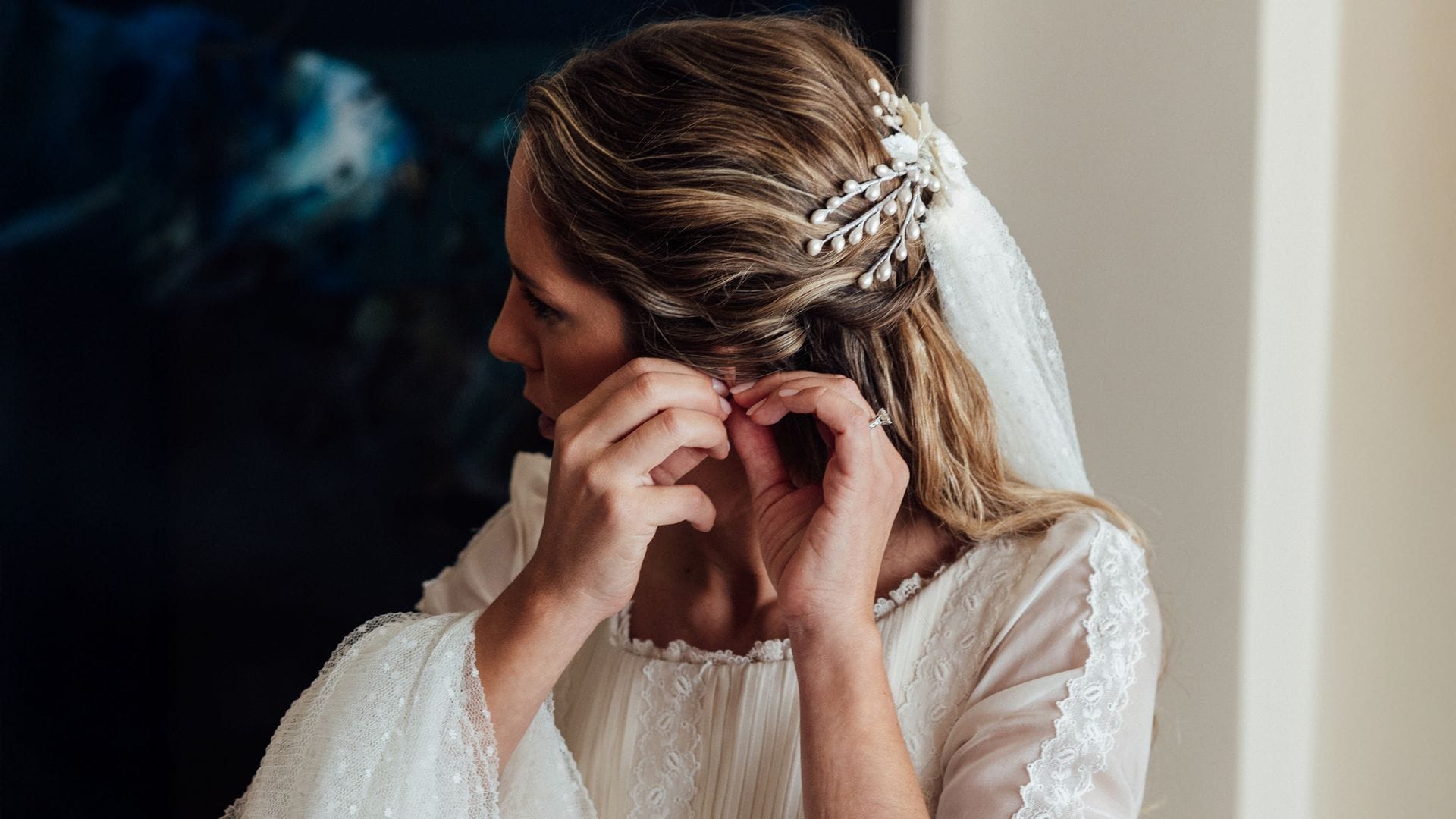 10 peinados para novias con pelo rizado que son muy favorecedores