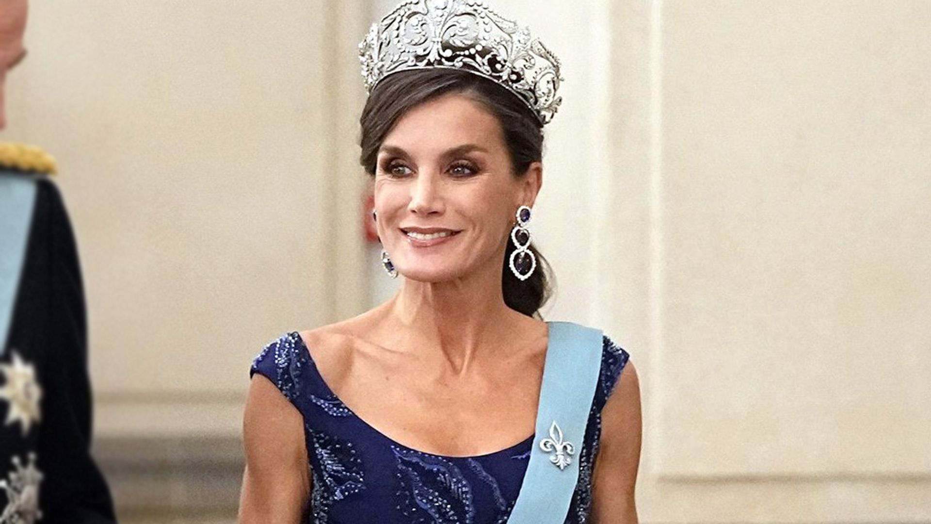 El impactante look de gala de la reina Letizia en Dinamarca: un vestido de Varela y la tiara Flor de Lis