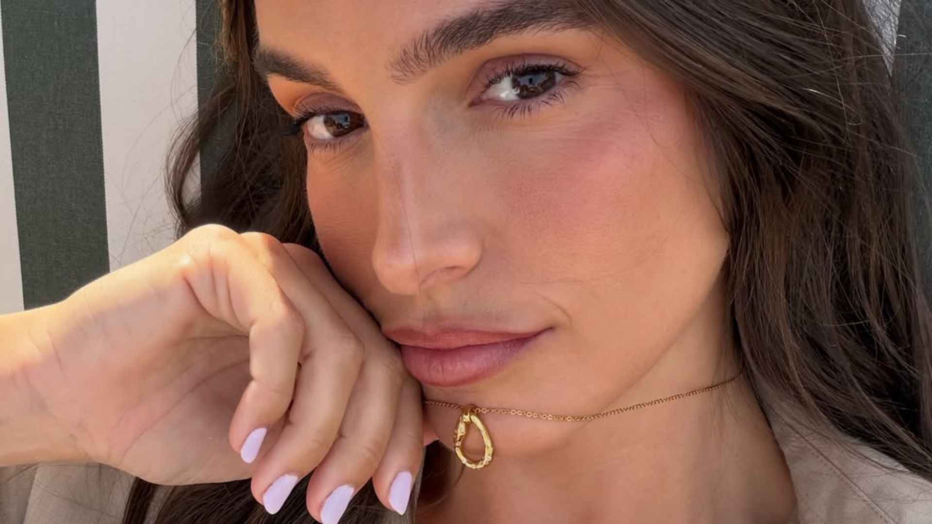 Las 12 manicuras que triunfan este verano según las celebrities: flores, tonos pastel y el clásico rojo