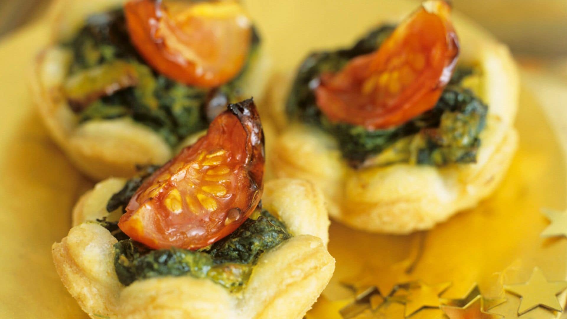 Mini hojaldres de ricotta y espinacas con tomate