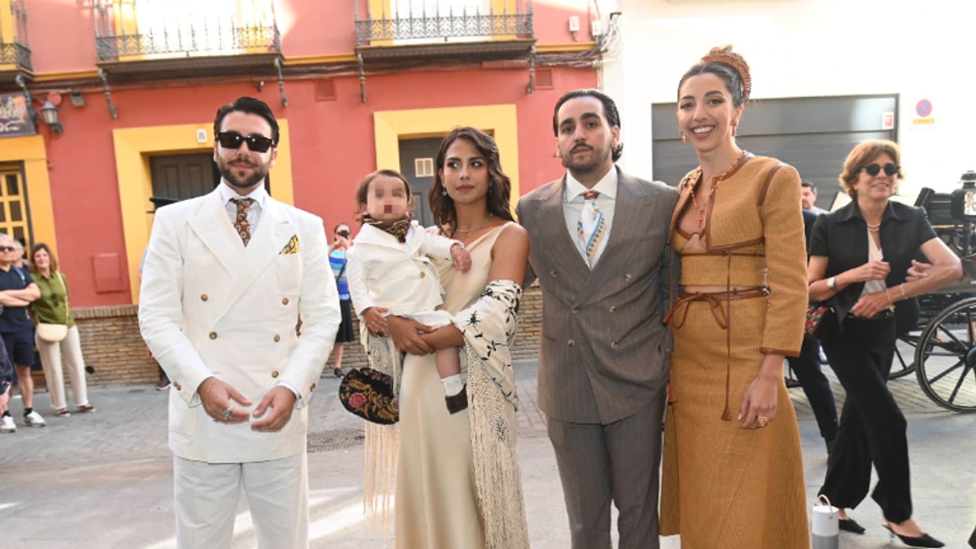 La familia Flores arropa a Antonio Carmona y Mariola Orellana en el bautizo de su nieto  