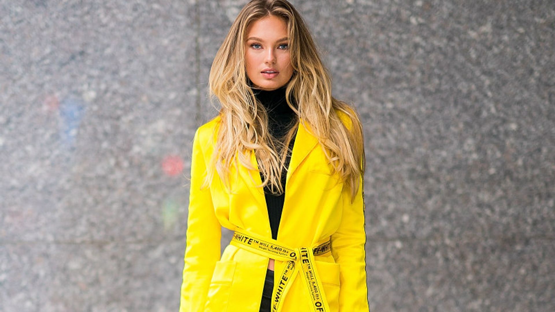 Americana XL y bolso XS, la combinación ganadora de las modelos de Victoria's Secret