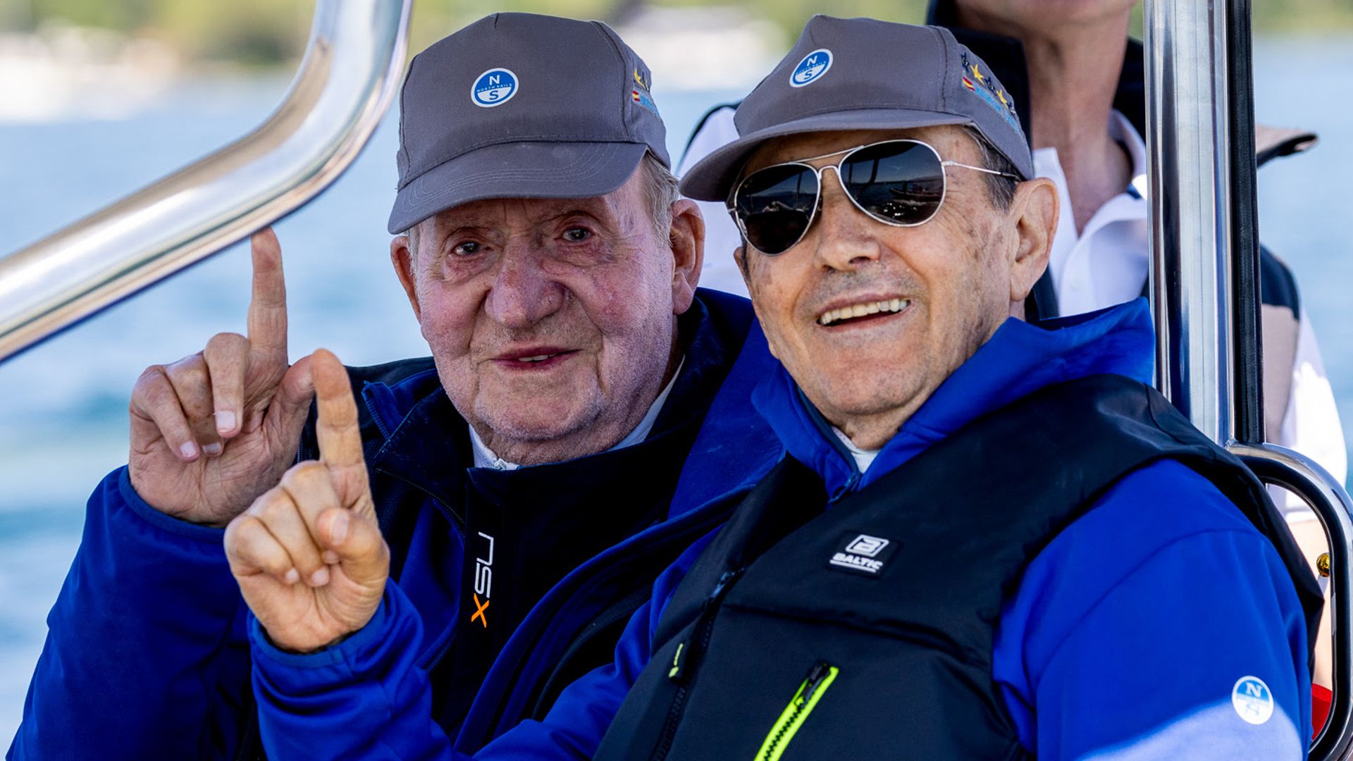 El rey Juan Carlos I y Pedro Campos, director del equipo Bribón, celebran la victoria.