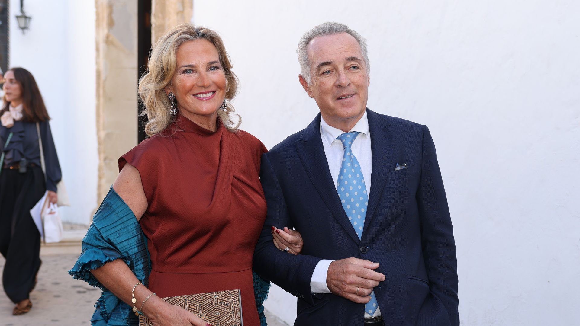 La elegantísima mujer de José Manuel Soto: una de las invitadas más estilosas en la boda de su sobrina, Blanca Llanes