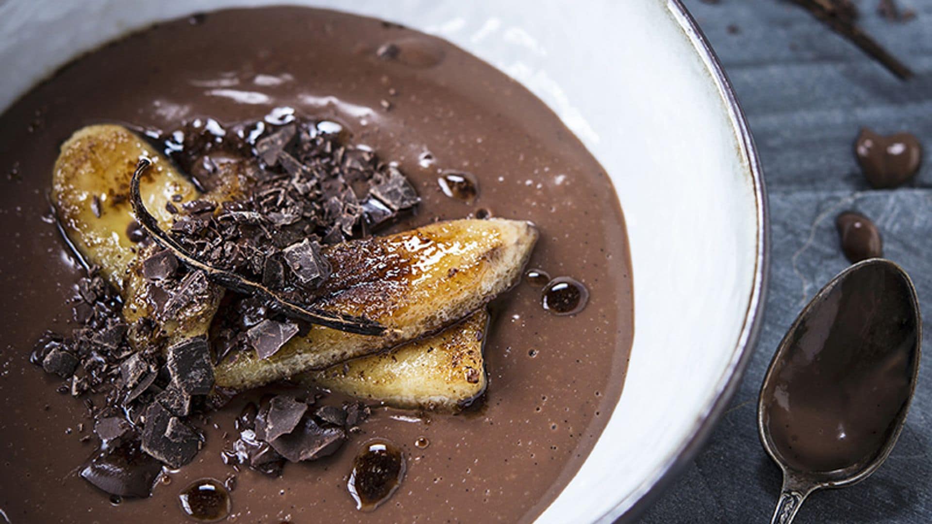 Pudin de chocolate con plátano asado