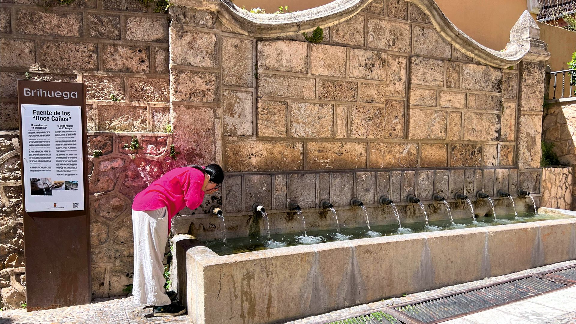 Bebe agua de la Fuente de los Doce Caños de la villa para encontrar el amor Brihuega, Guadalajara