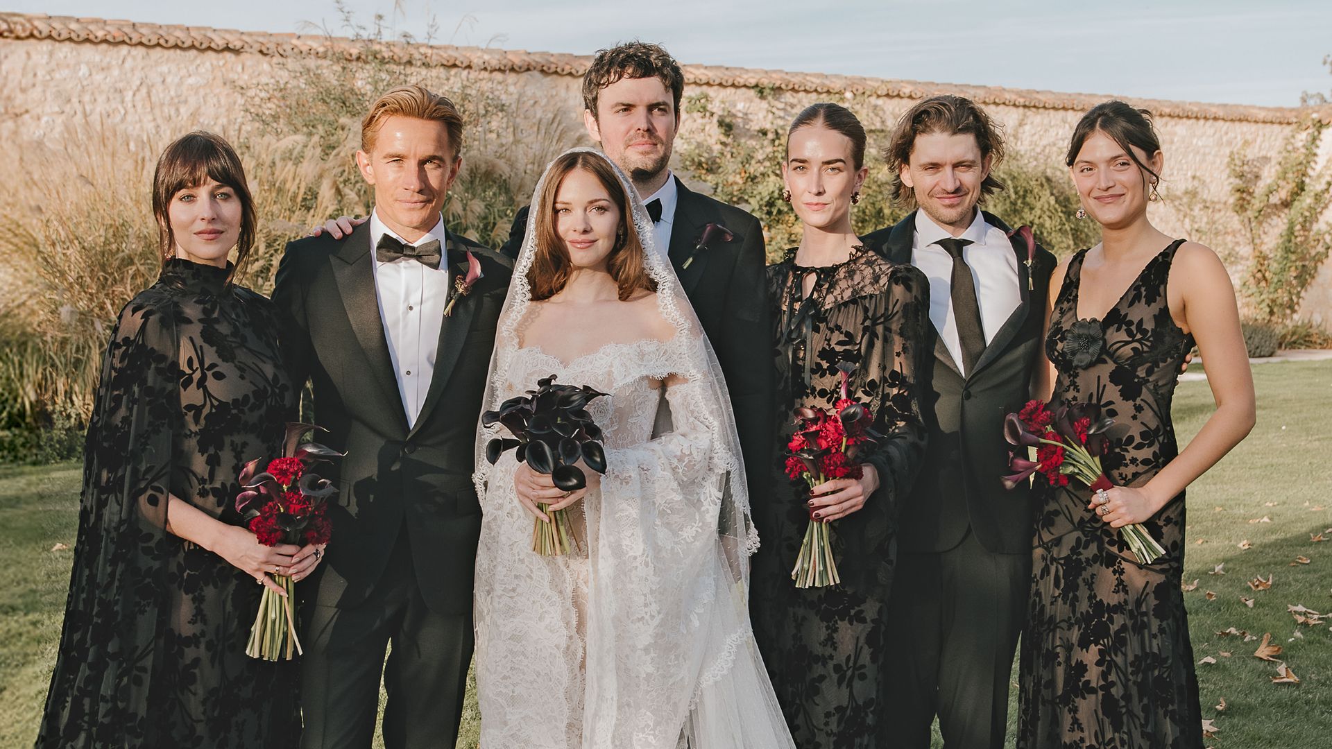 EXCLUSIVA. El inesperado 'dress code' de las damas de honor: Dakota Johnson y sus 'hermanas' de riguroso negro