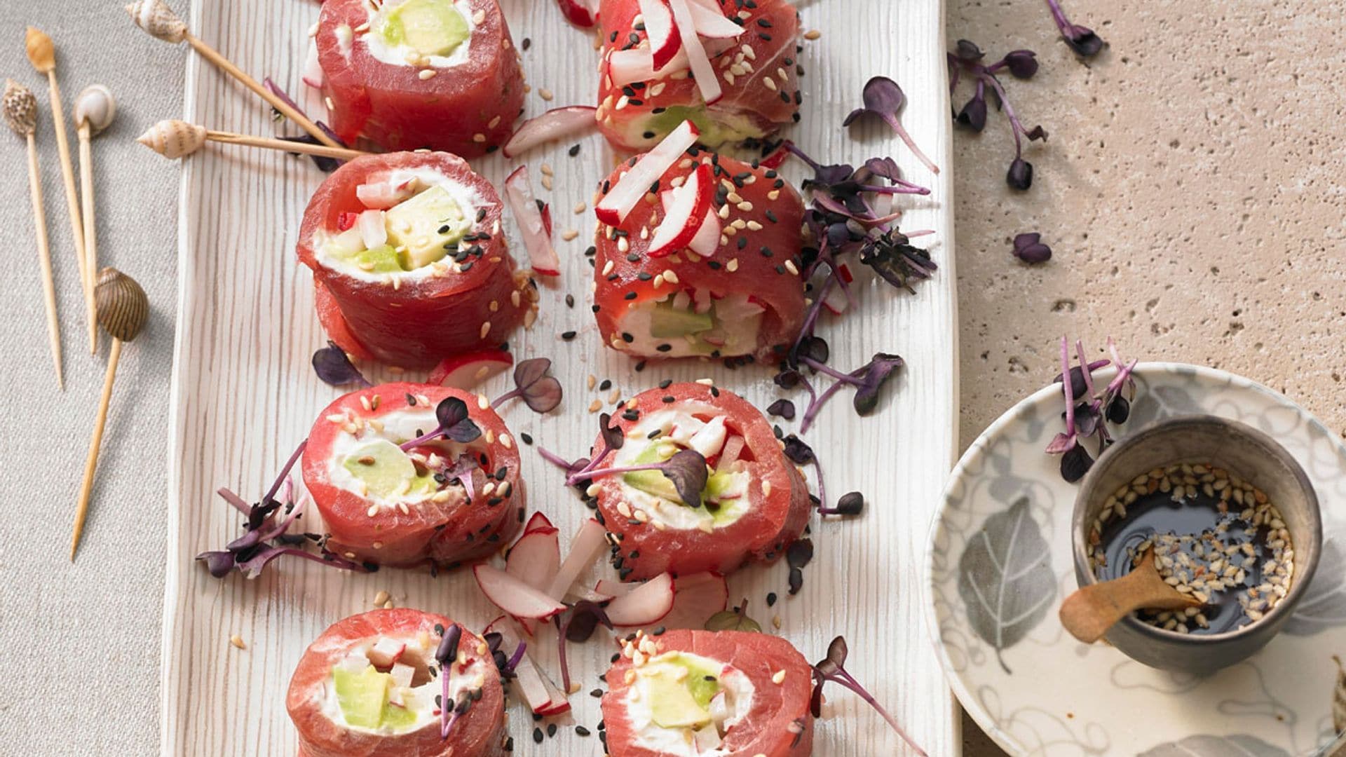 Rollitos de atún rojo con queso y aguacate