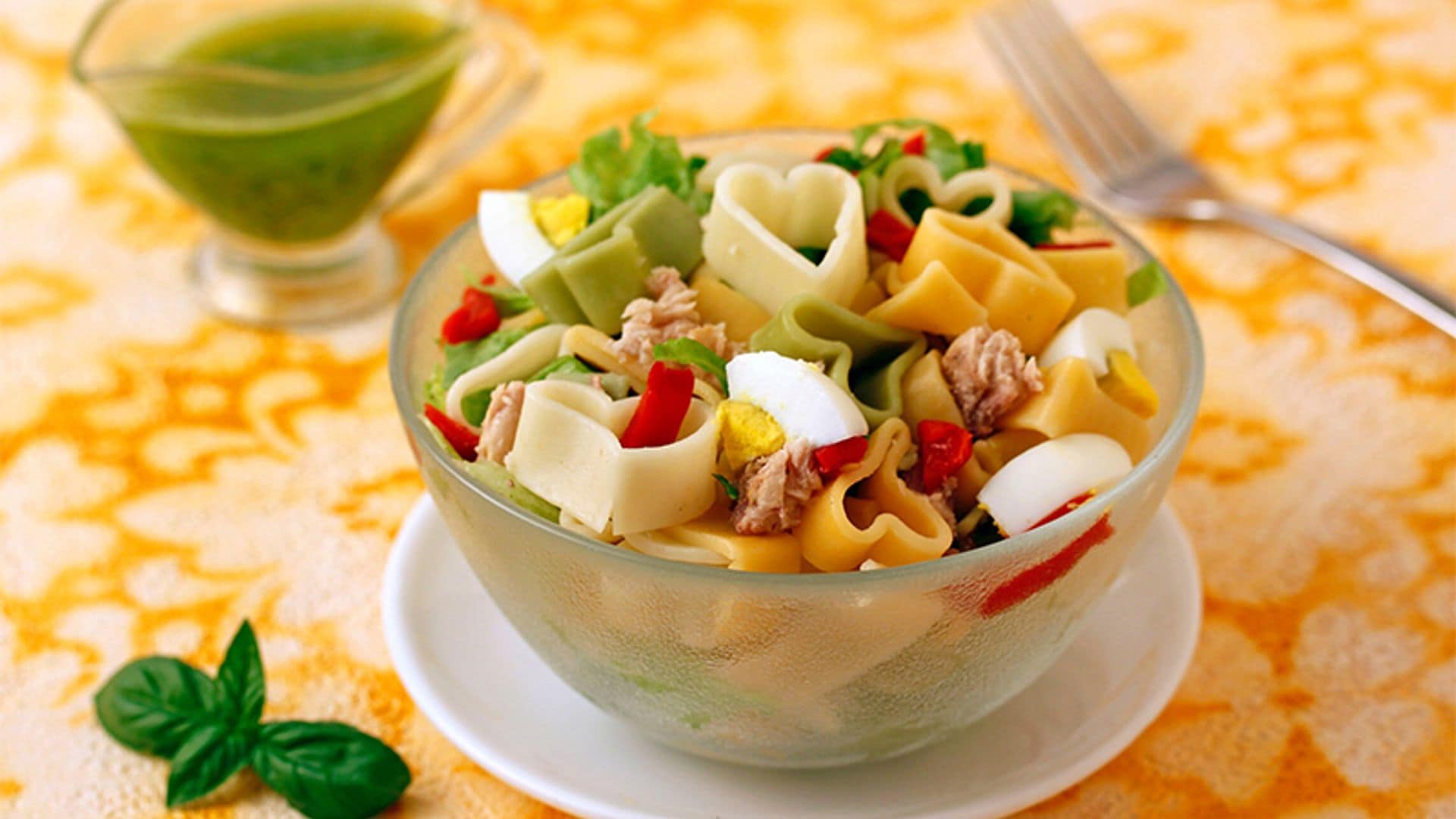 Ensalada de pasta con atún, huevo y pesto de almendras