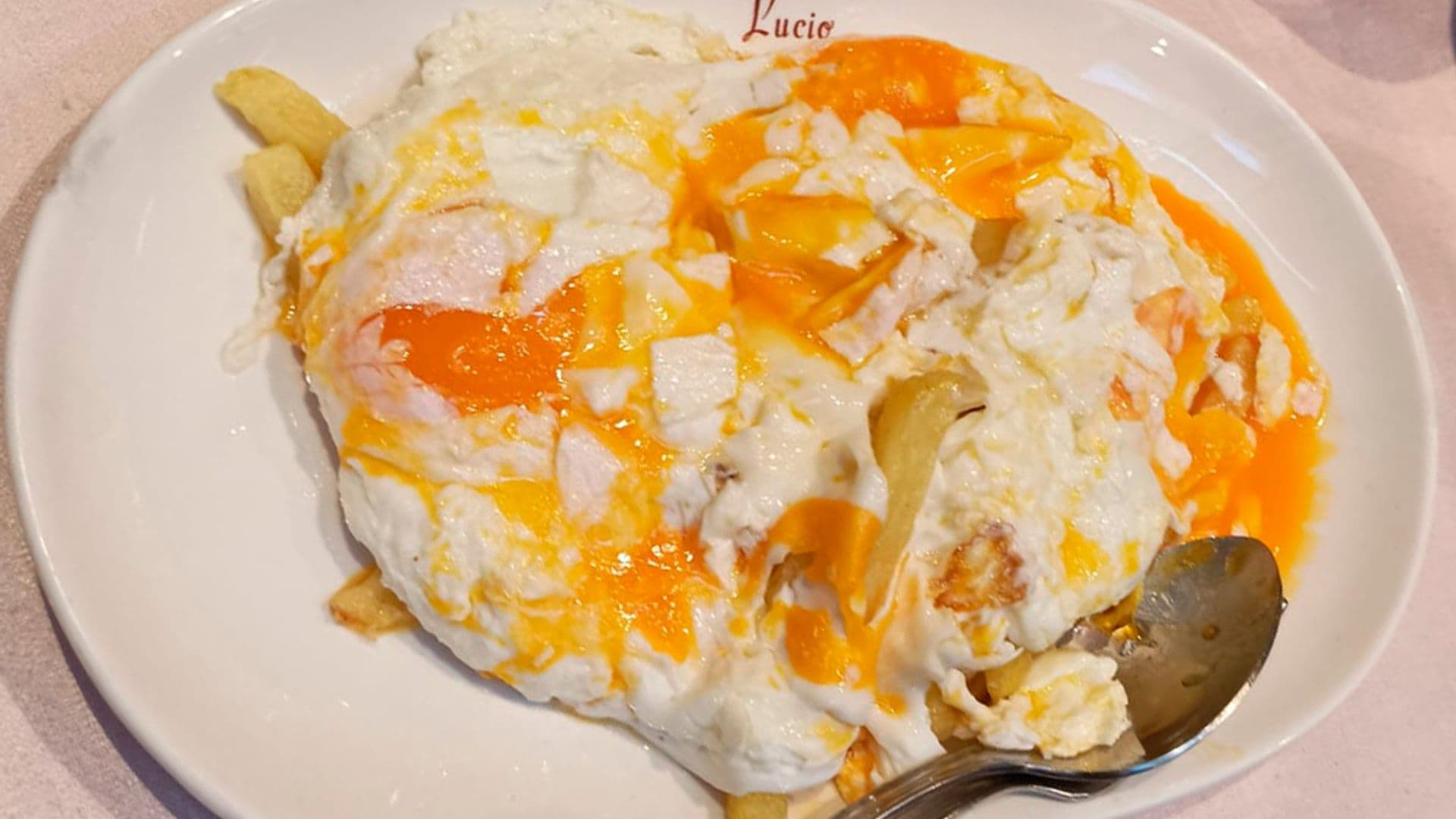 Madrid rinde homenaje a Lucio y sus famosos huevos estrellados
