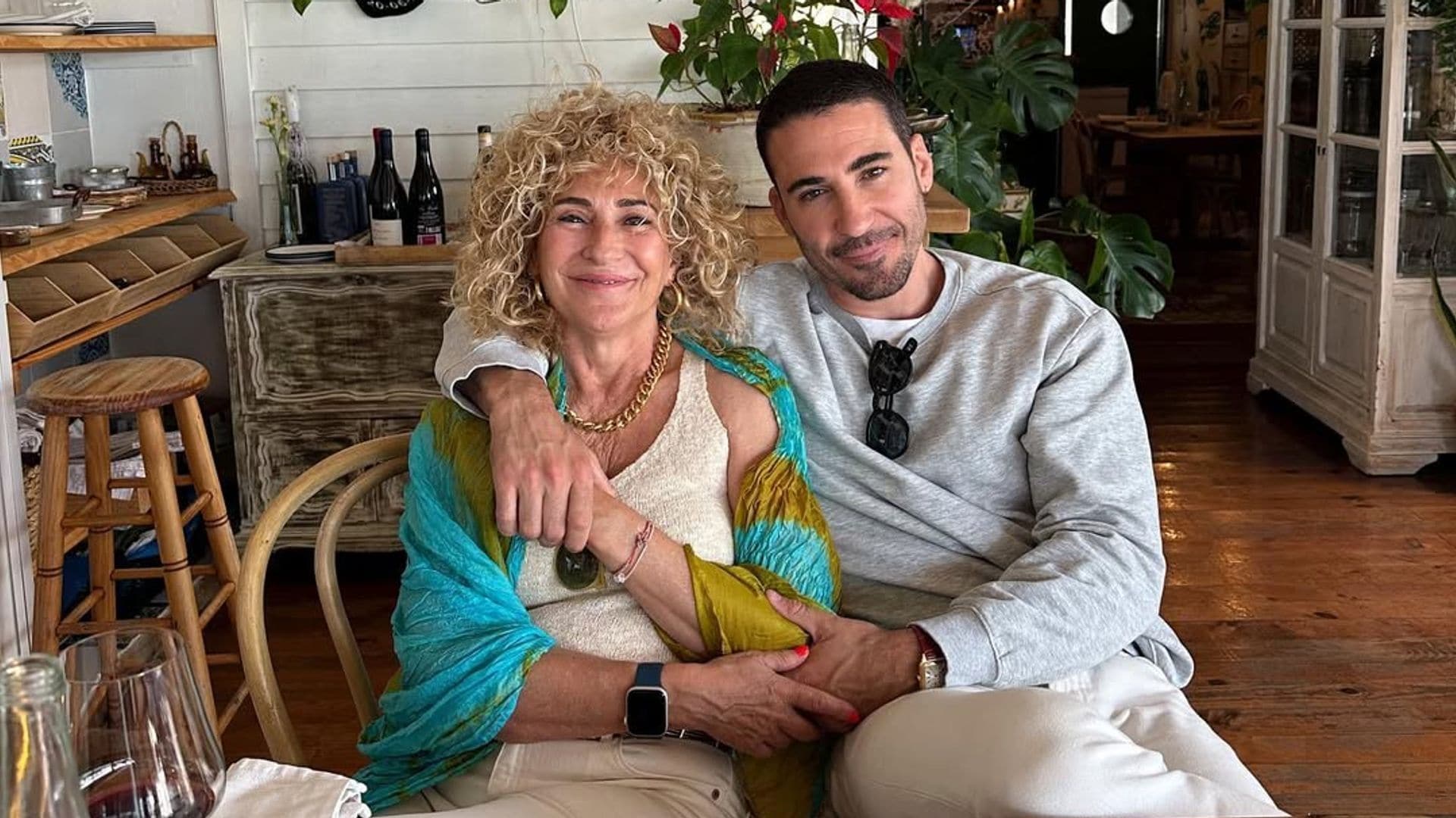 Miguel Ángel junto a su madre