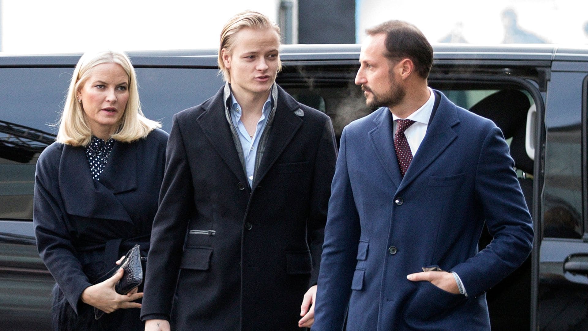 Mette-Marit de Noruega viaja a Londres para ver a su hijo Marius en un centro de rehabilitación
