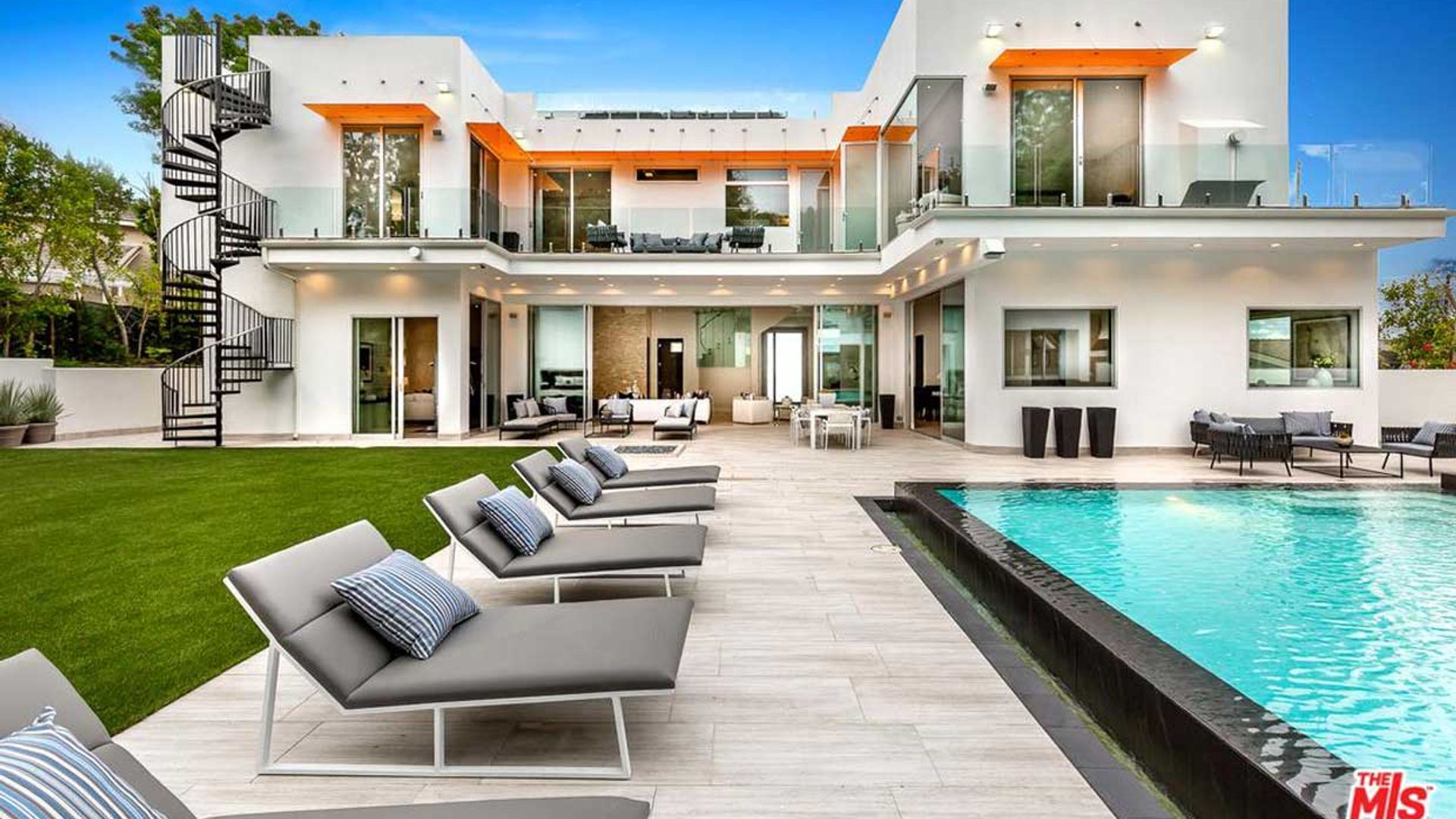 ¿Quieres saber cómo es por dentro la casa donde tuvo lugar la fiesta de la piscina de 'La la land'?