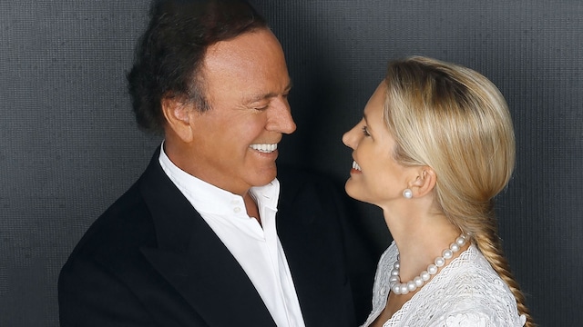 Julio Iglesias nos adelanta que, a partir de ahora, junto su mujer, Miranda Rijnsburger, repartirá sus vacaciones en España. Unos días, en Marbella, y otros muchos, en este enclave en Orense: "Quiero campo", nos cuenta