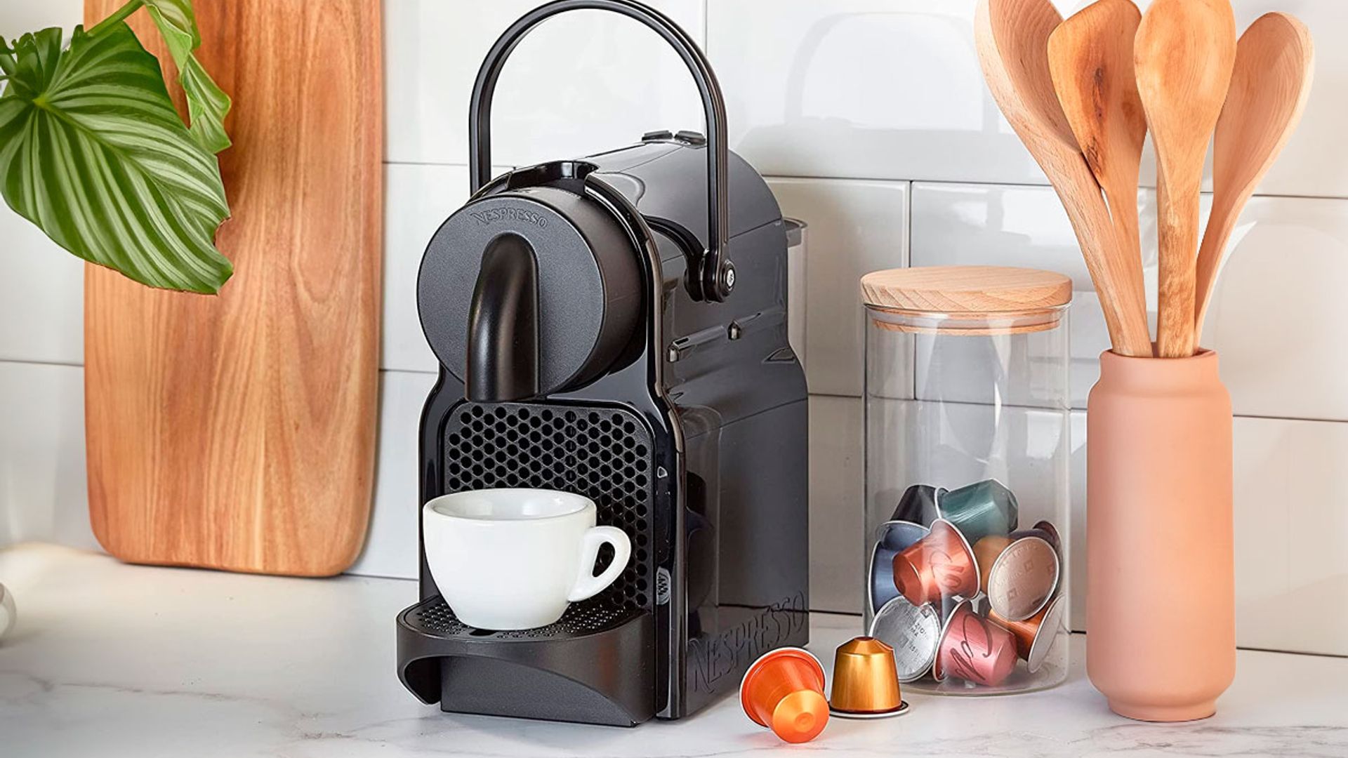 La cafetera de cápsulas más vendida de Amazon es esta De'Longhi y además, es muy práctica