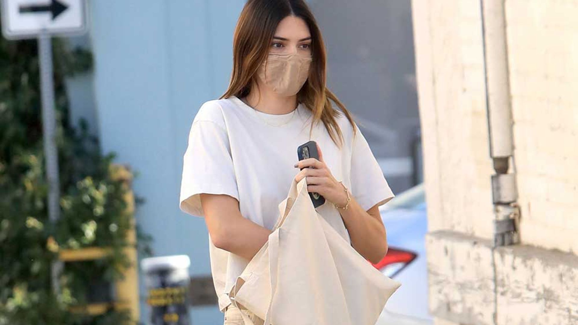 Ha llegado el momento de recuperar los vaqueros blancos (y Kendall Jenner sabe cómo llevarlos esta temporada)