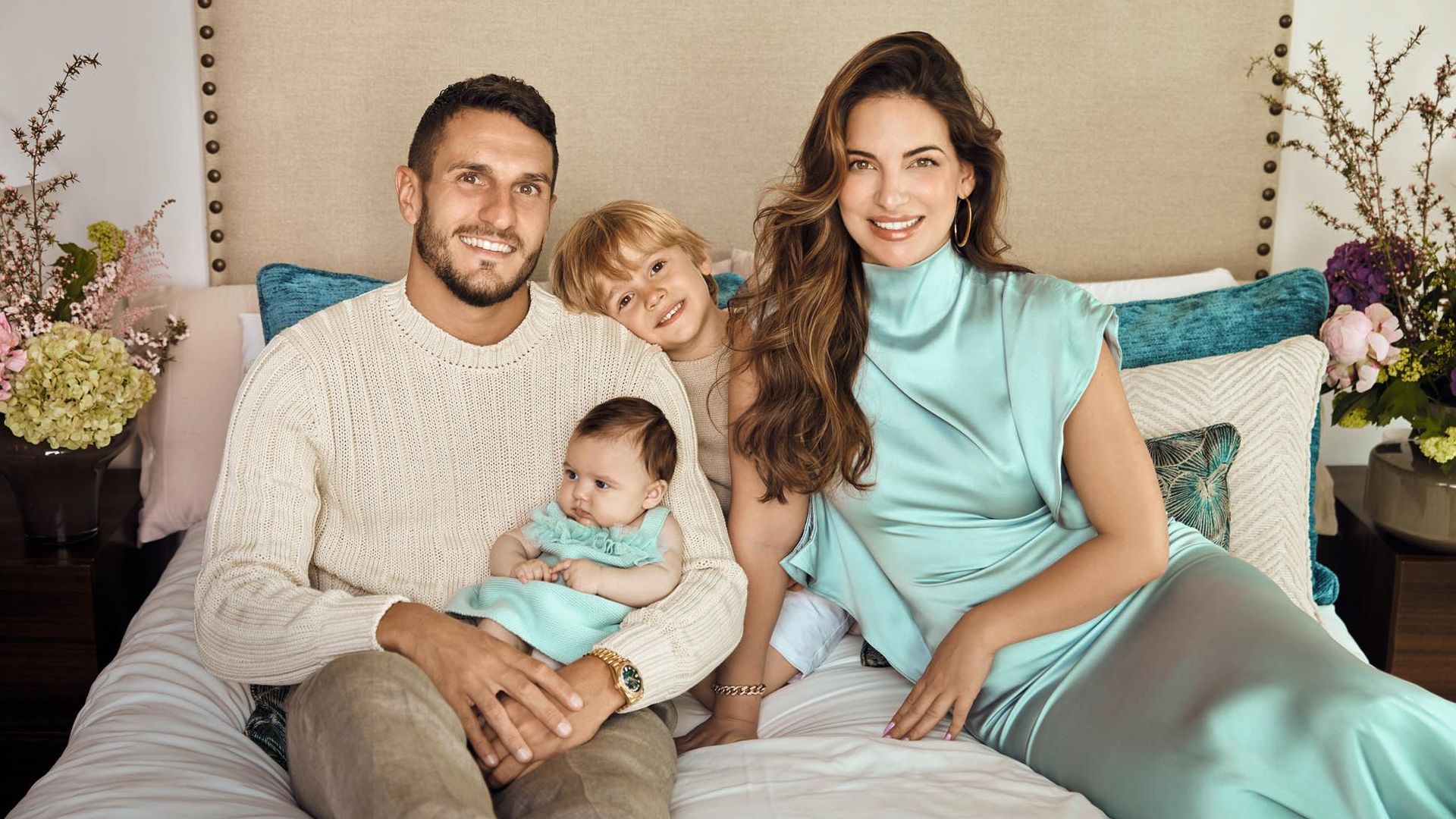Beatriz Espejel y Koke nos presentan a su segunda hija, Claudia, y posan por primera vez en familia