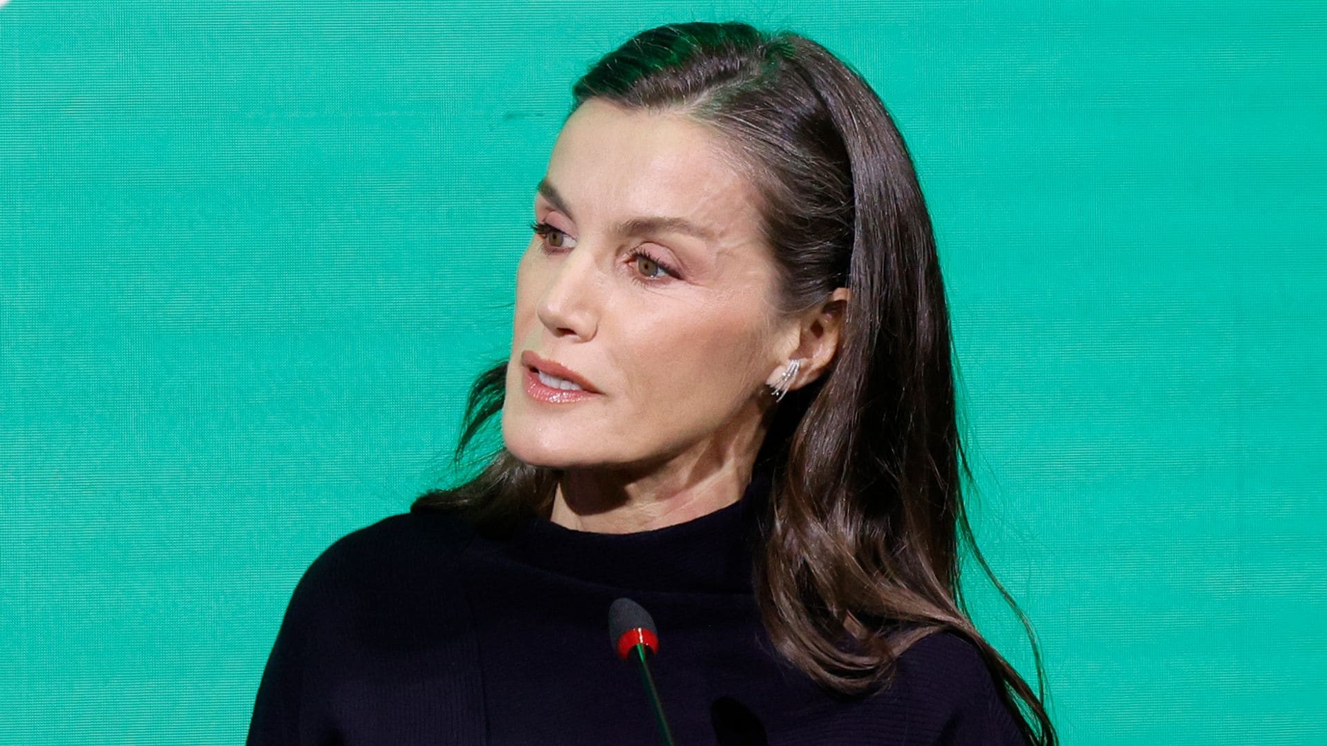 La reina Letizia recicla el vestido negro de punto que marcó un antes y un después en su armario con sorprendentes 'ear cuff'