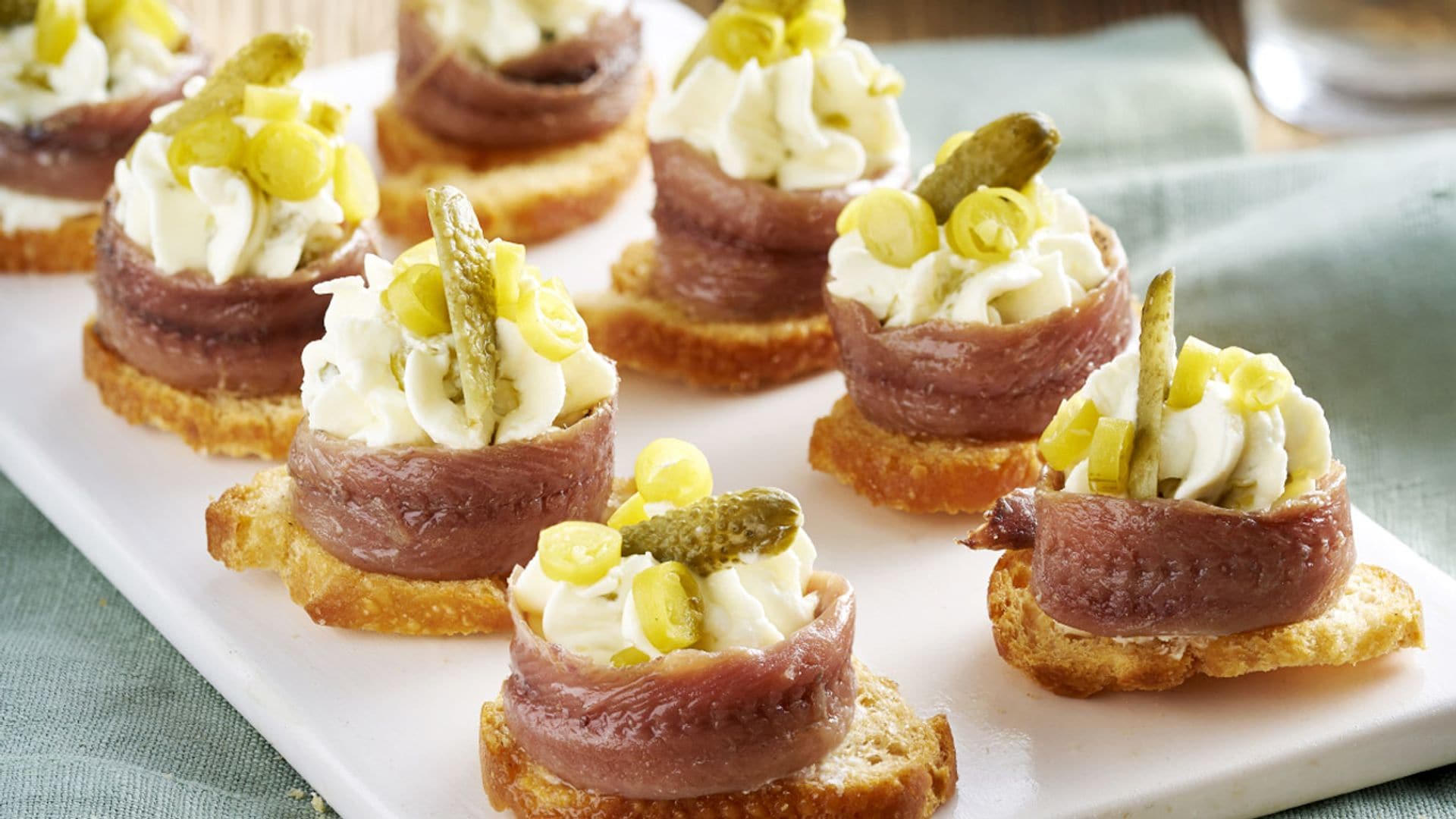 Montadito de anchoas, queso y guindilla