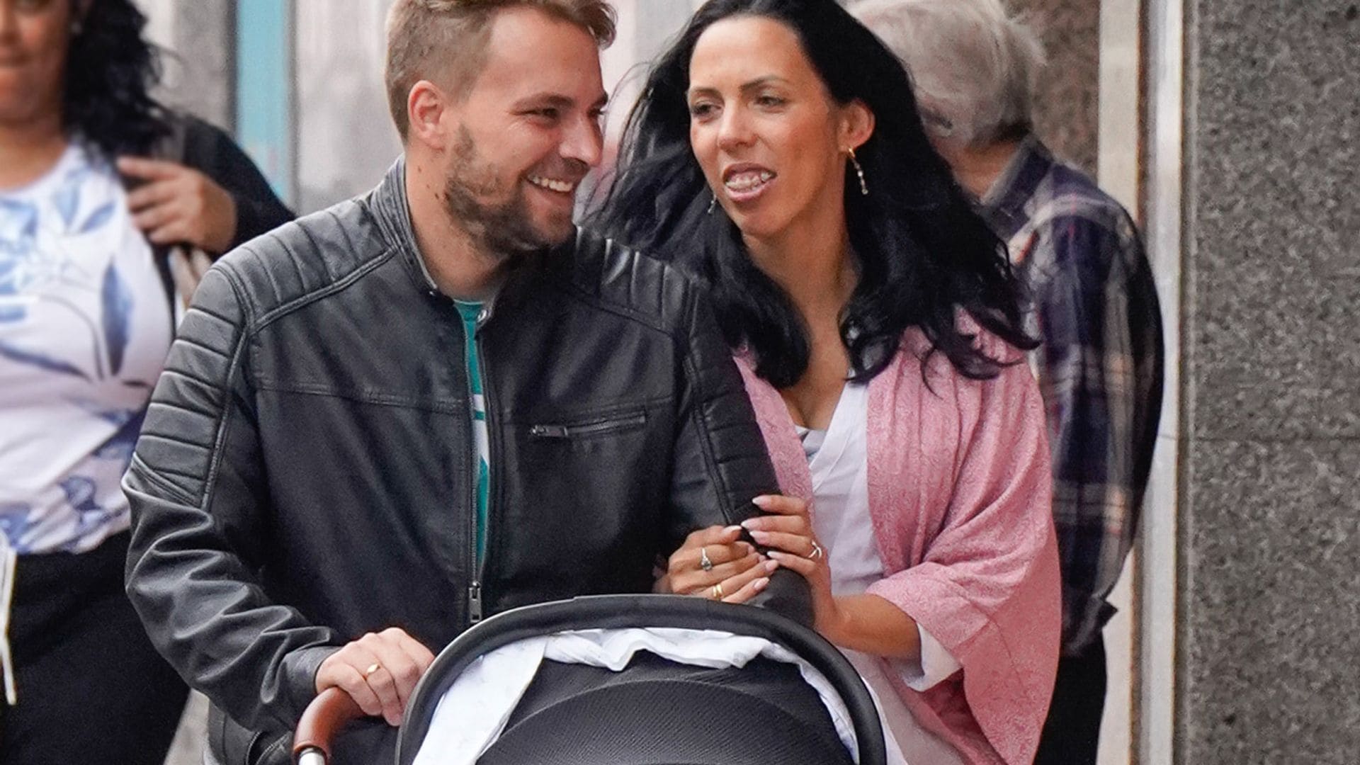 El hijo de Carmen Borrego disfruta de su recién nacido y deja atrás la polémica con la colaboradora
