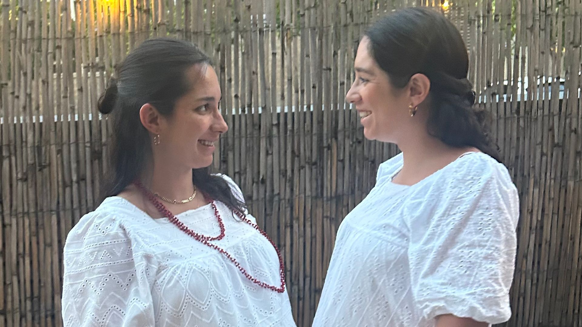Las hermanas Maite y Begoña, embarazadas de mellizos y trillizos, respectivamente