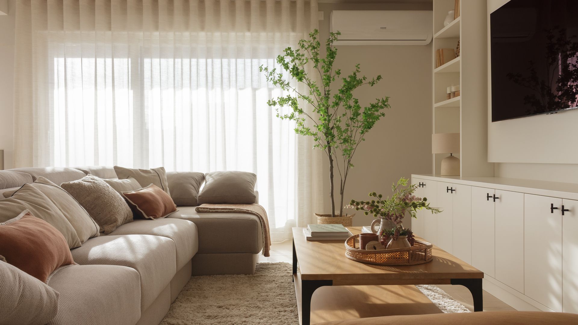 Salón-comedor alargado: 6 ideas de distribución para ganar luz, amplitud y confort