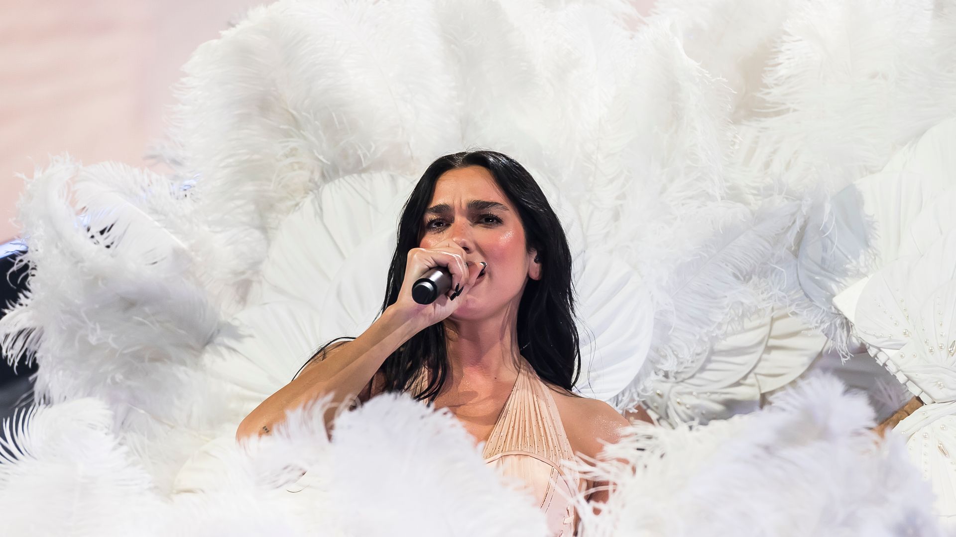 Dua Lipa rinde homenaje a Alexander McQueen en su nueva gira