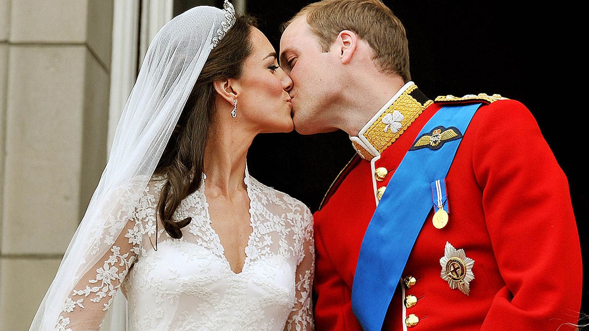Cambios de última hora y amenaza de bomba: salen a la luz detalles del noviazgo y boda de los duques de Cambridge