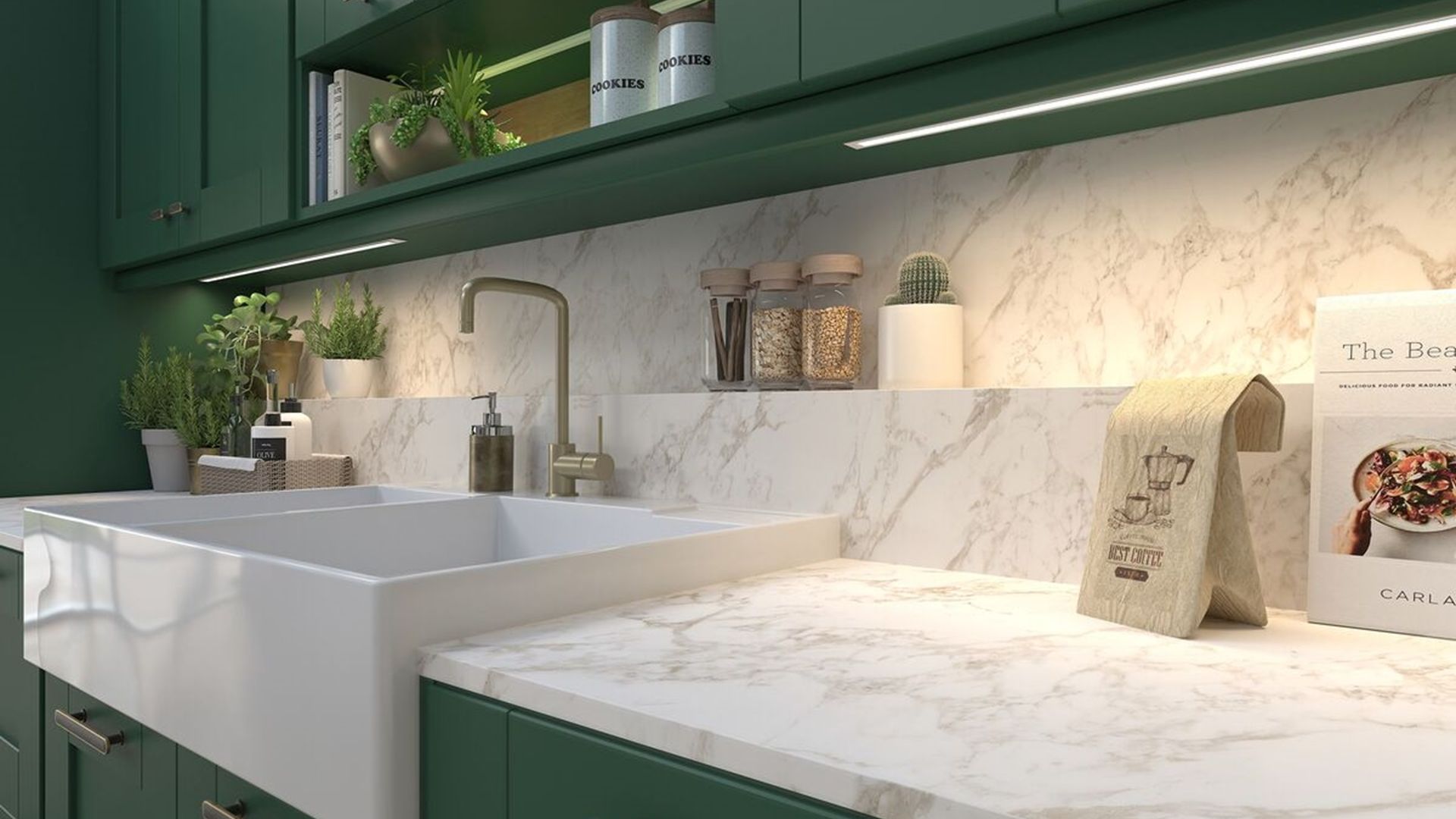 Cocina con muebles verdes oscuros, encimera de mármol blanca, fregadero blanco antiguo, balda en el antepecho, luz bajo los muebles 