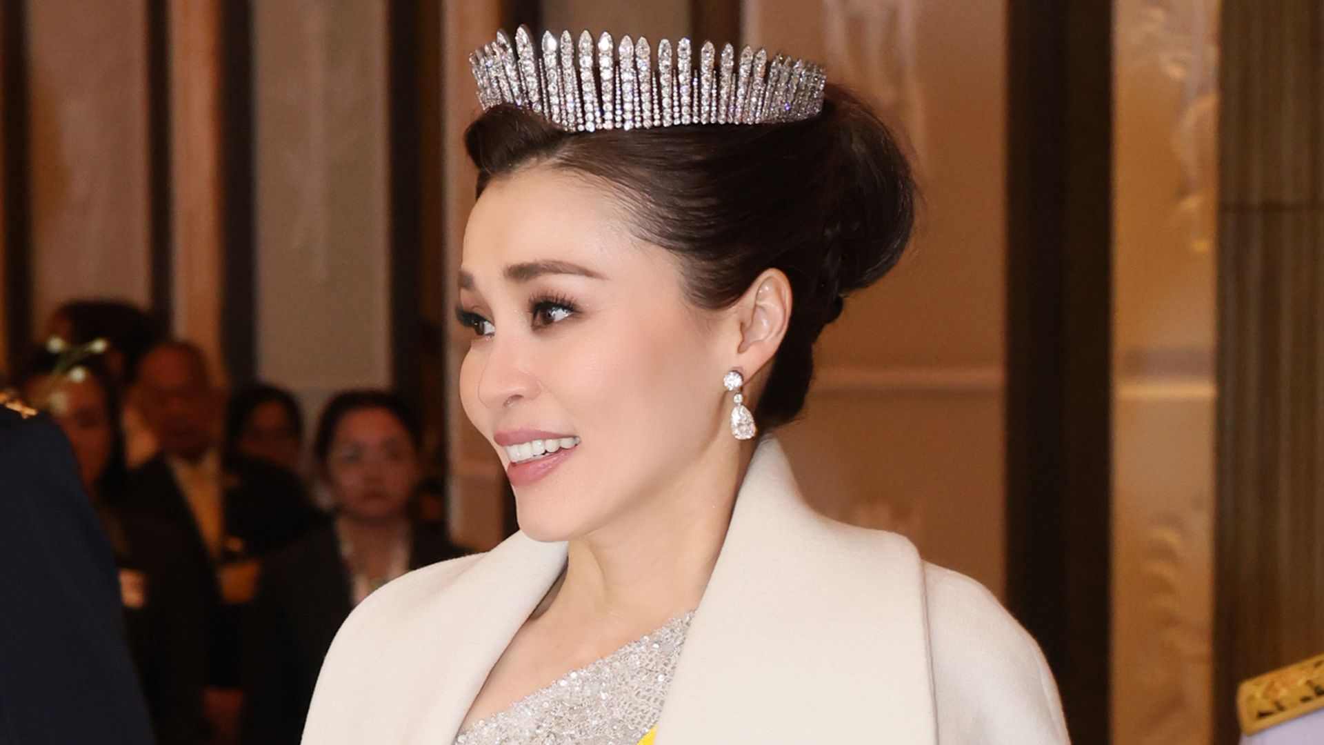 La reina Suthida debutó ante la realeza europea en Suecia