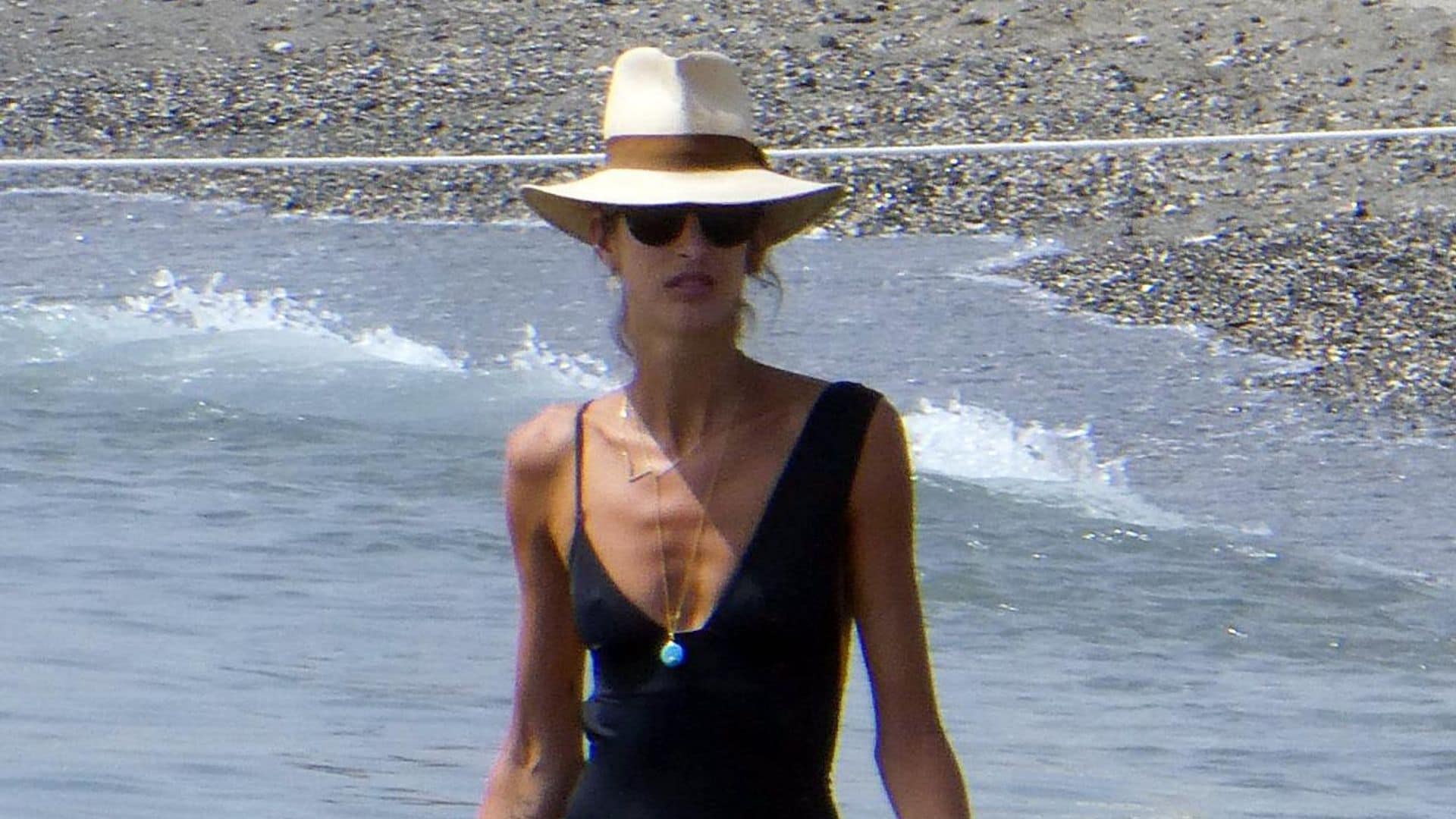 Inés Domecq redefine el chic playero con su ‘look’ en Sotogrande
