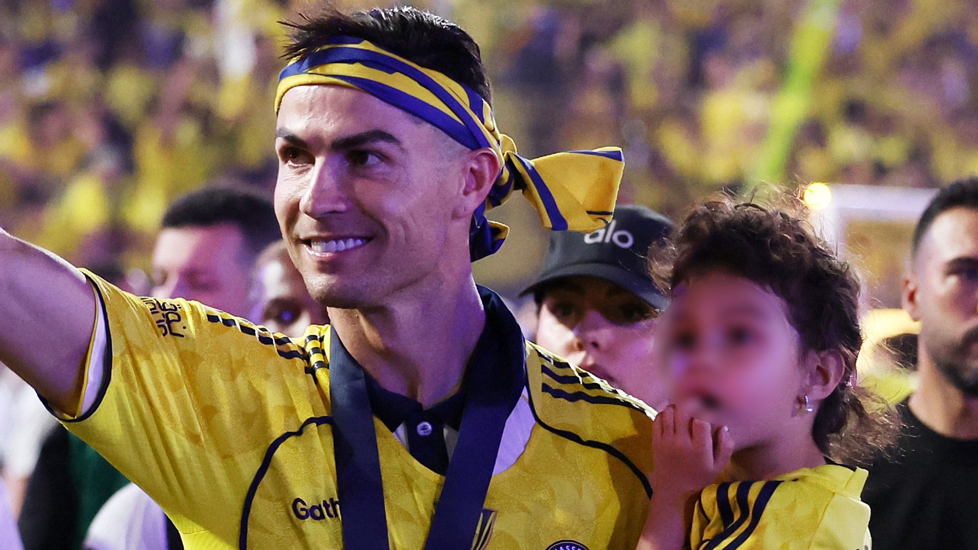 Cristiano Ronaldo celebra su triunfo con Bella Esmeralda.