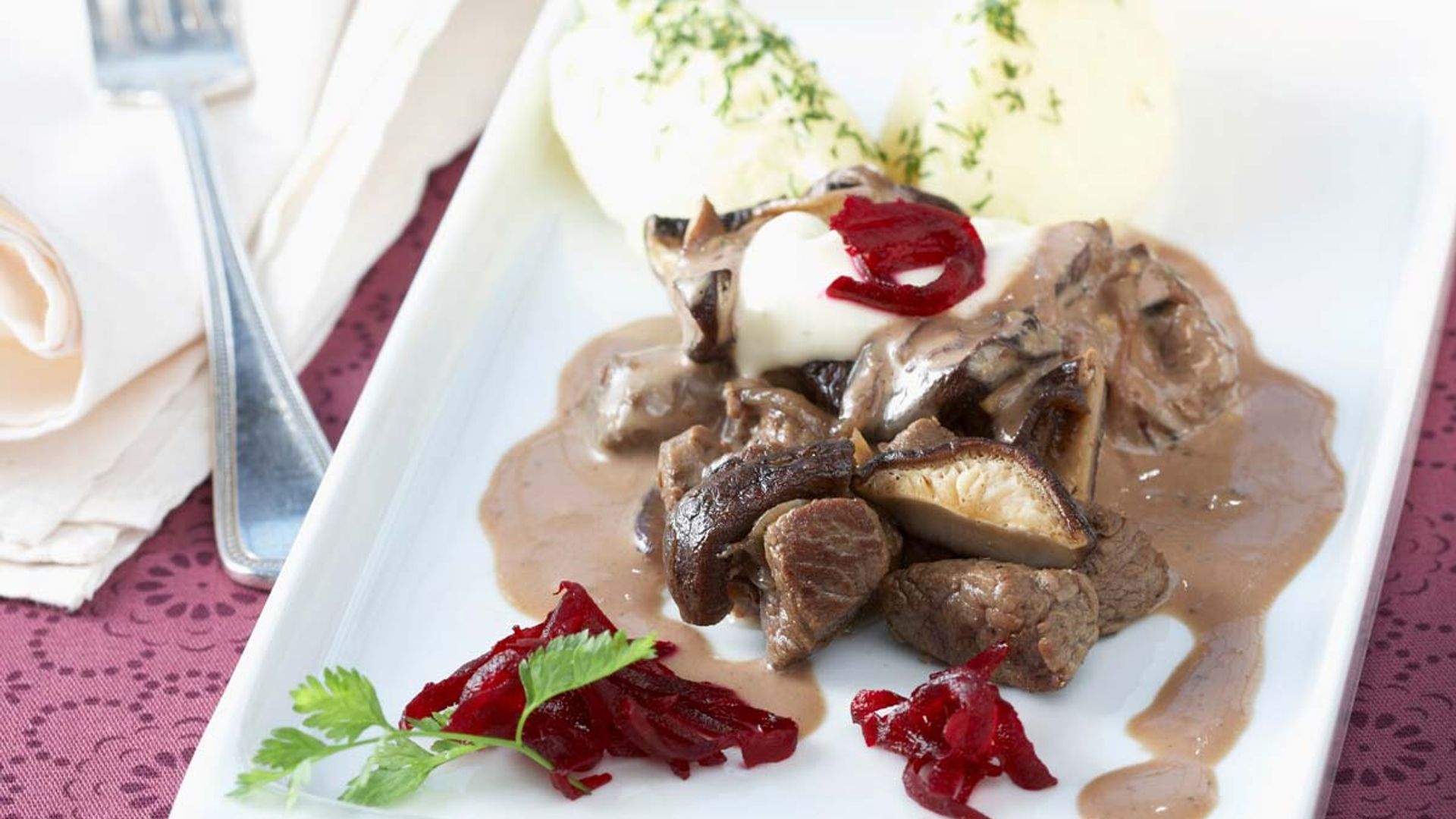 Solomillo 'strogonoff' al vino tinto con puré de patata y remolacha