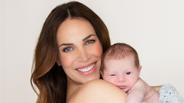 Nerea Garmendia abrazando a su bebé