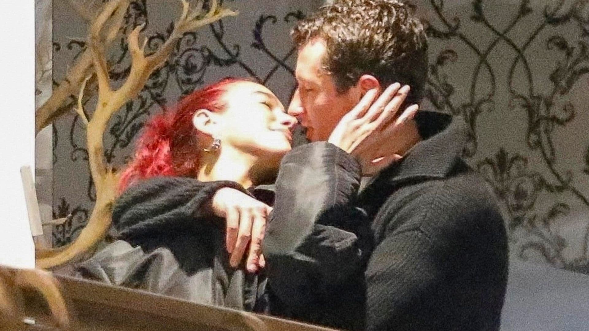 Dua Lupa y Callum Turner confirman su romance con un apasionado beso