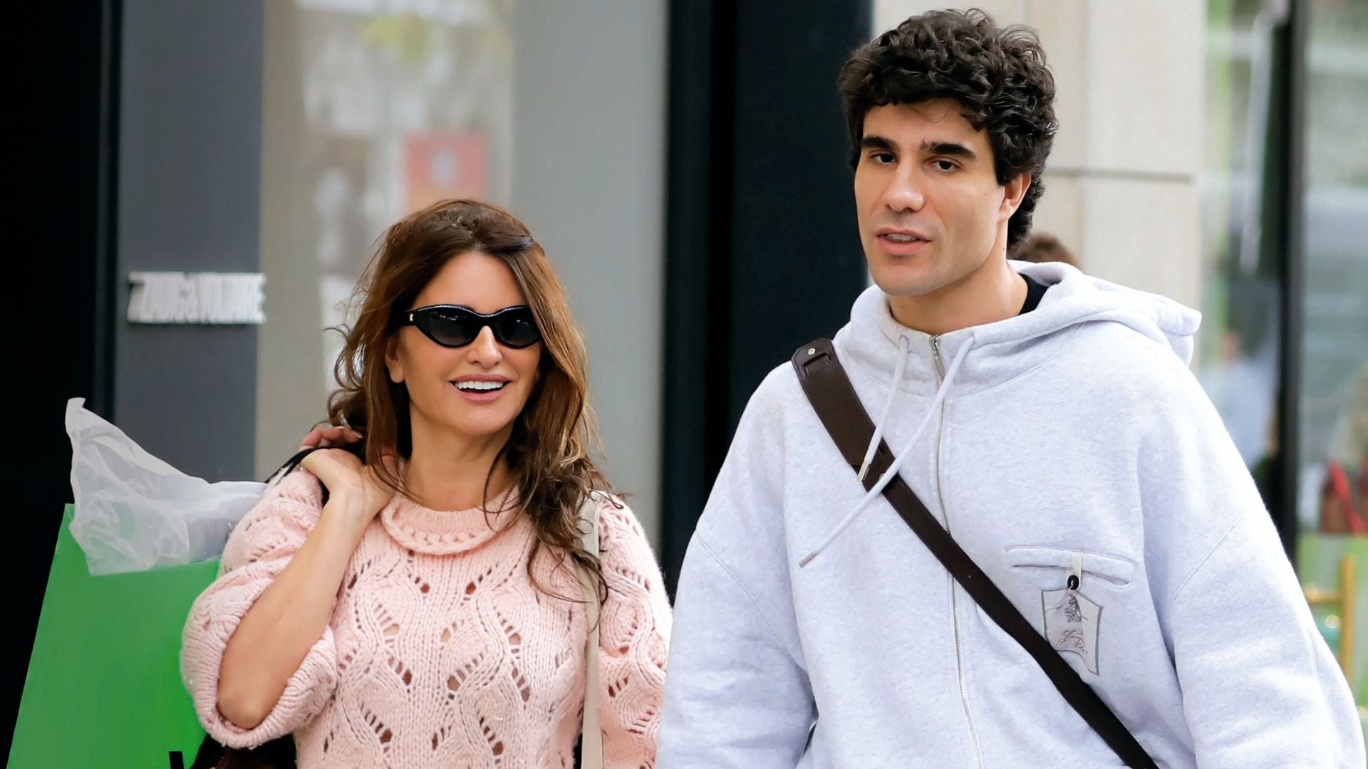 Penélope Cruz y Javier Calvo pasean por la madrileña calle Serrano, donde estuvieron de compras