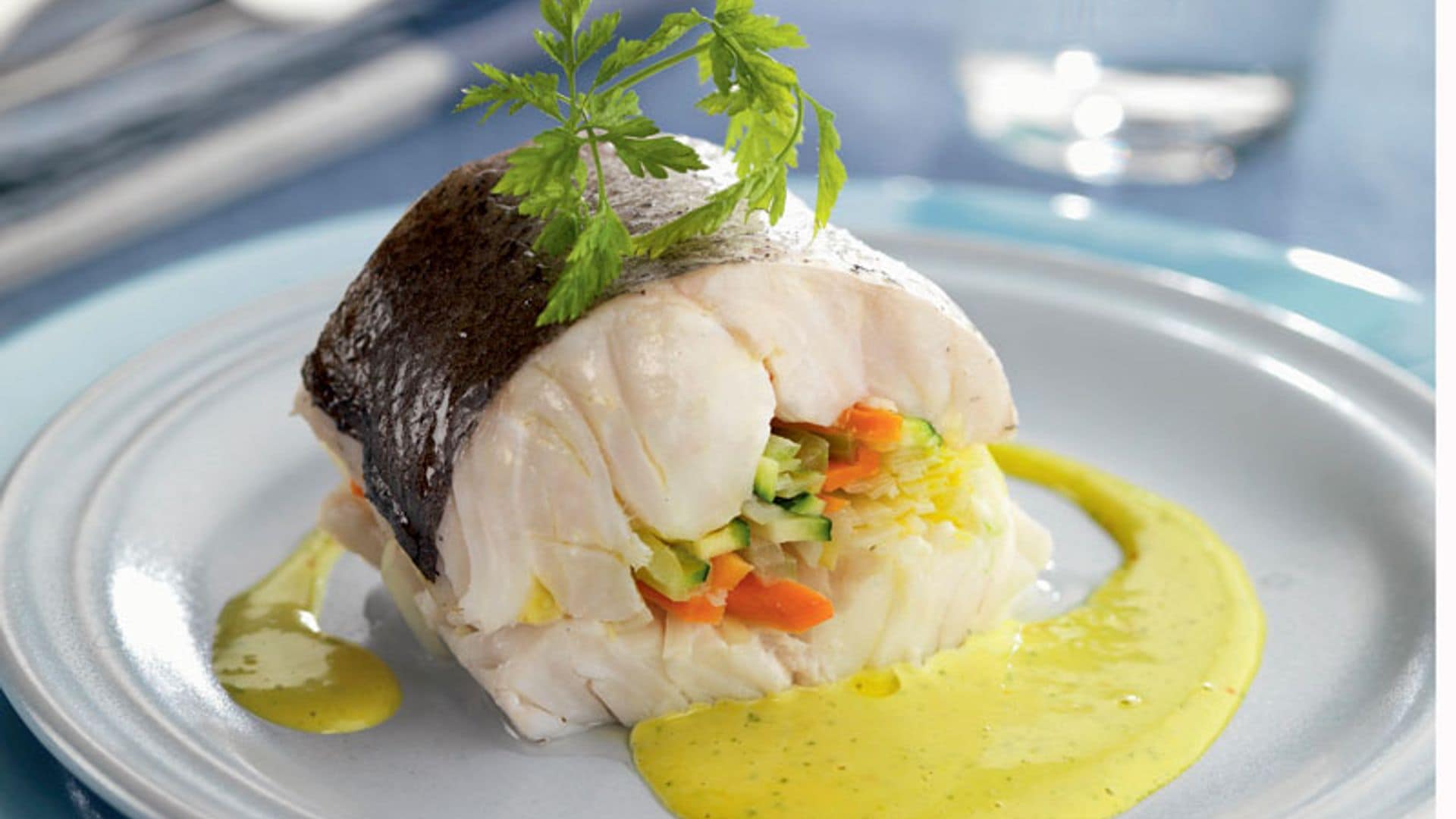 Merluza rellena de verduras con salsa de azafrán