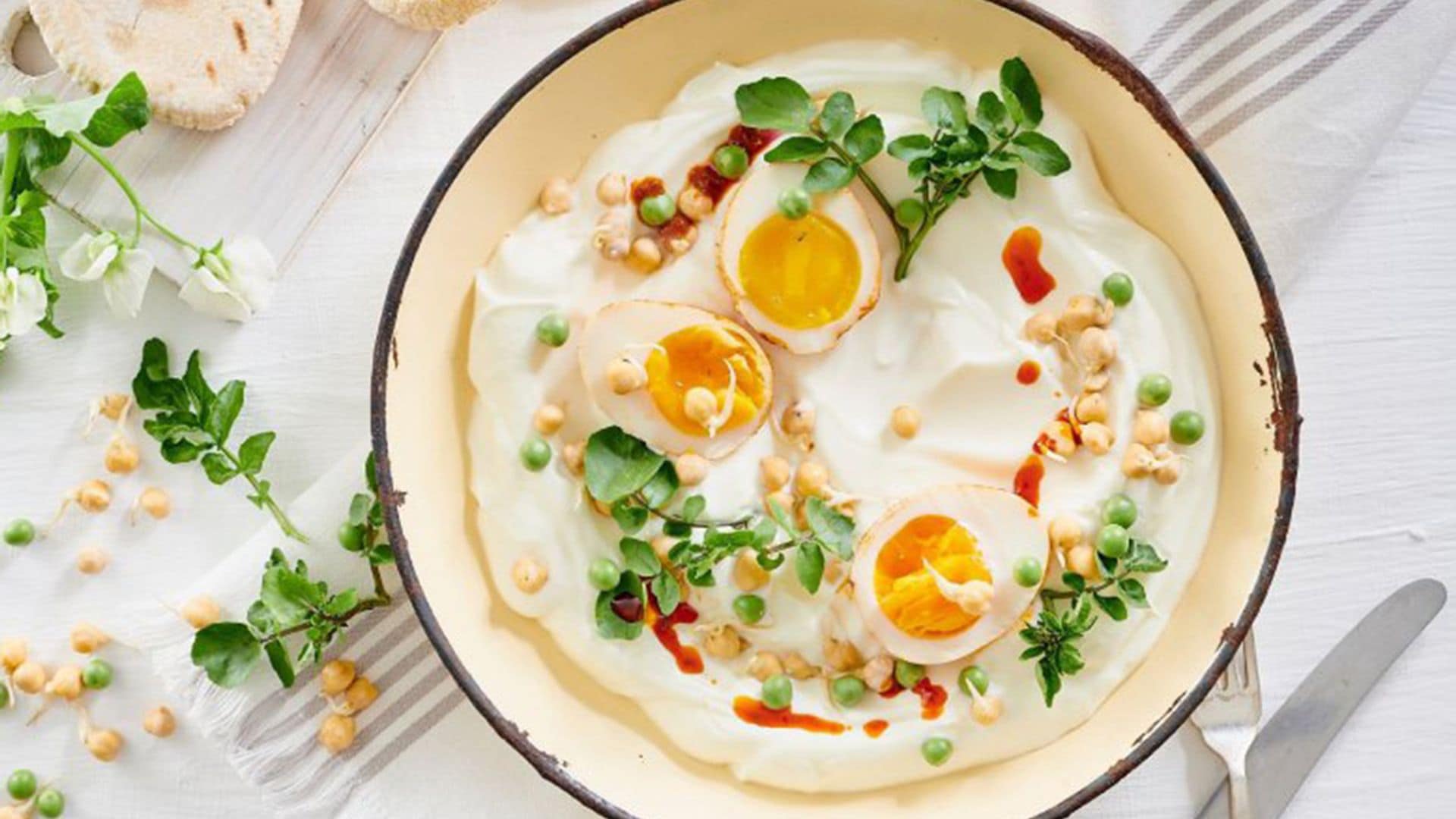 Cómo hacer huevos turcos, una receta fácil que te volverá loco