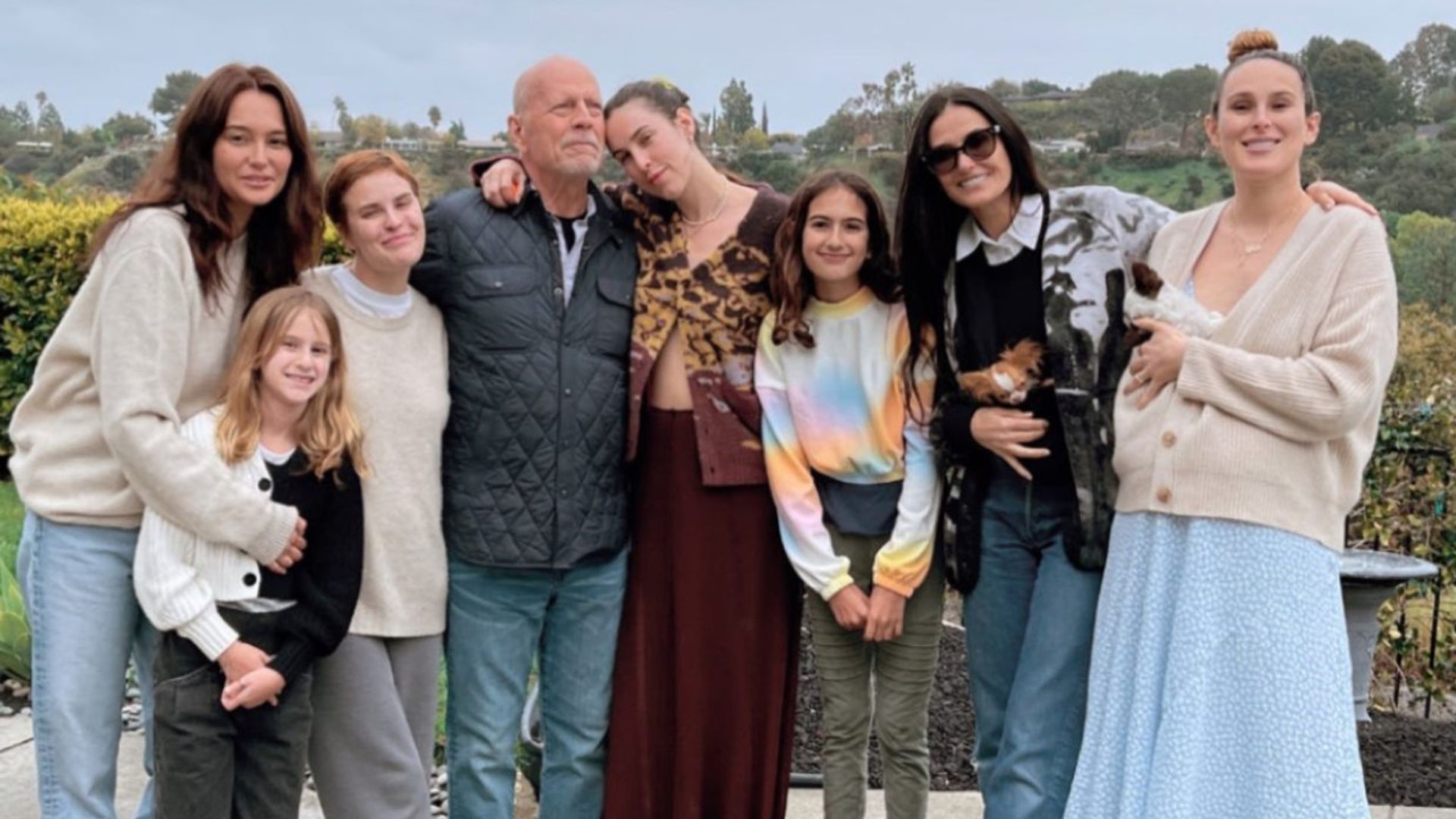Bruce Willis, rodeado de su familia y muy animado, reaparece en un vídeo cantando mientras celebra su 68 cumpleaños