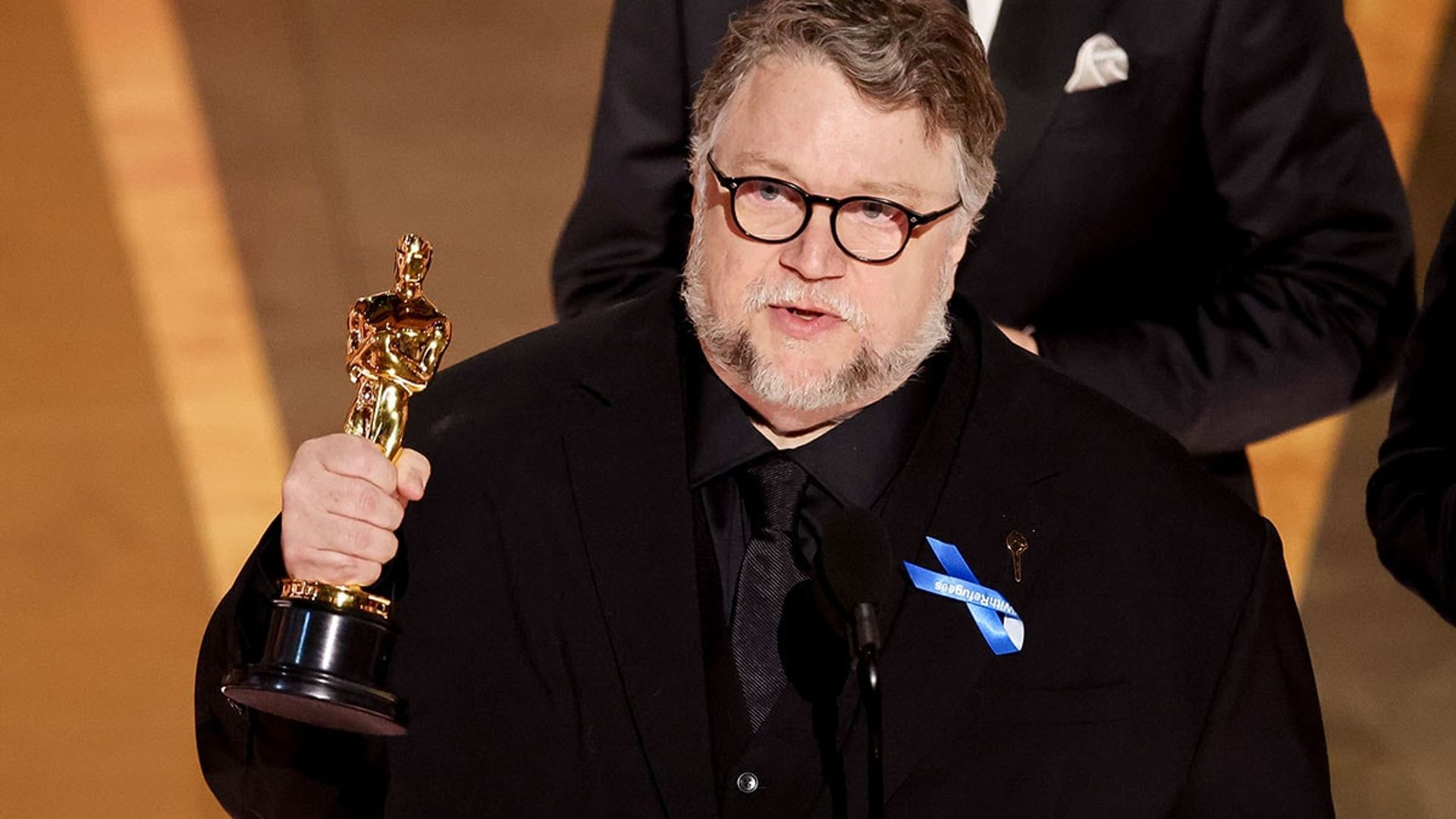 Con una emotiva dedicatoria a sus padres, Guillermo del Toro se lleva el Oscar por su Pinocchio