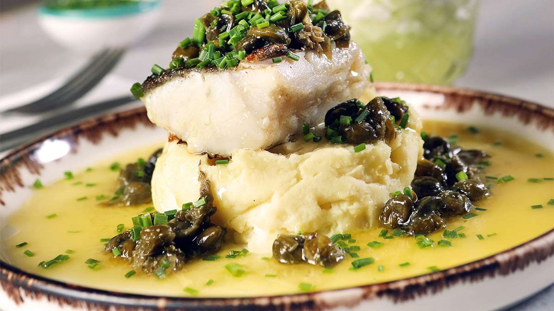 Bacalao sobre tortita de patata y mantequilla de alcaparras