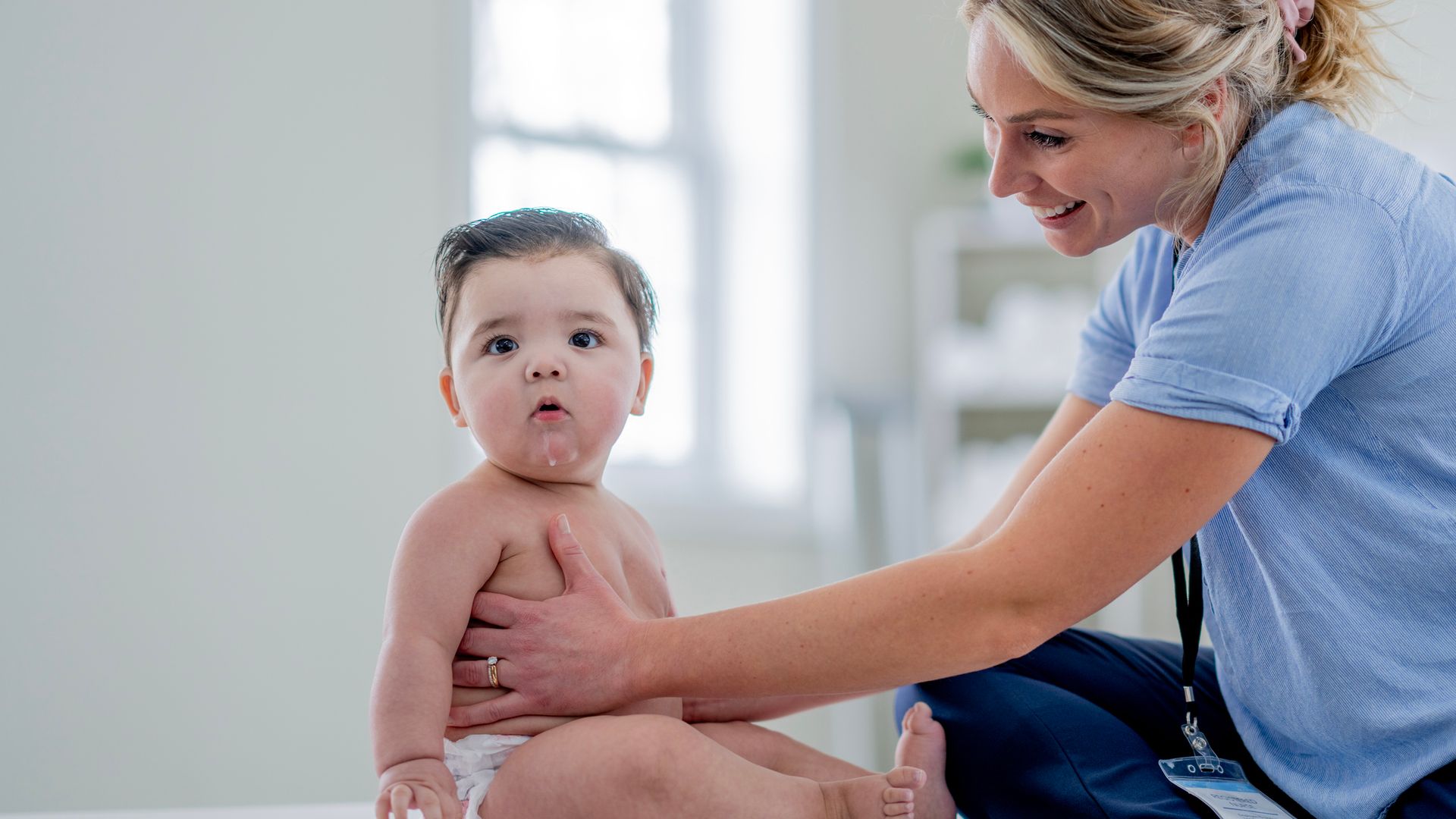 Bebé en la consulta del pediatra